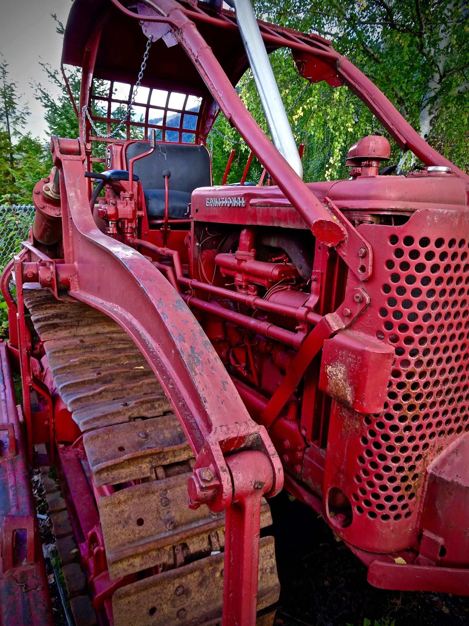 Sony Cyber-shot DSC-HX90V sample photo. Caterpillar, tractor, red photography