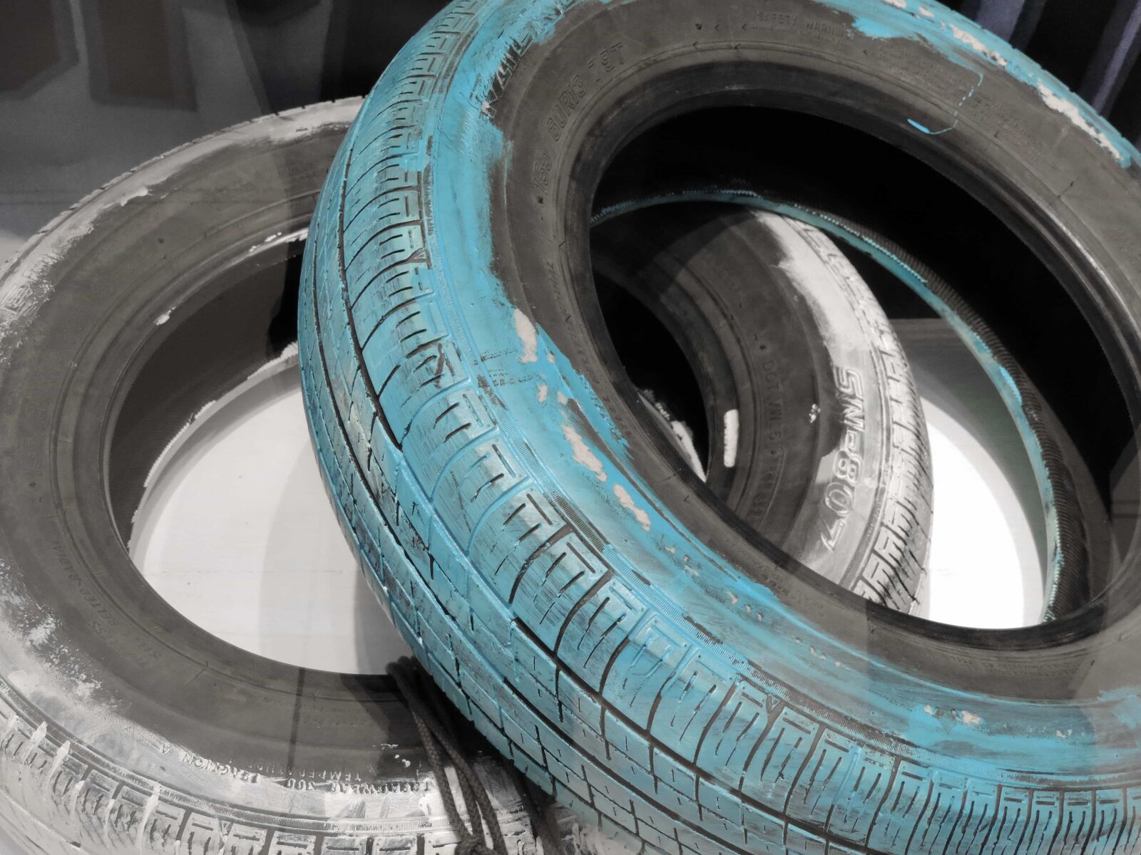 Nikon Coolpix P520 sample photo. Blue, decoration, paint, tire photography