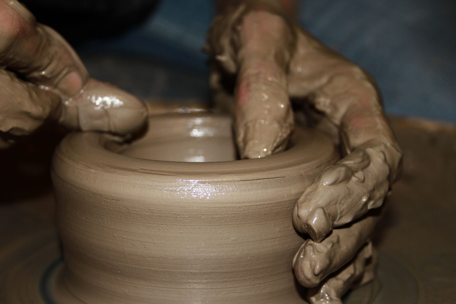 Canon EOS 7D + Canon EF-S 18-55mm F3.5-5.6 II sample photo. Pottery, hands, closeup photography