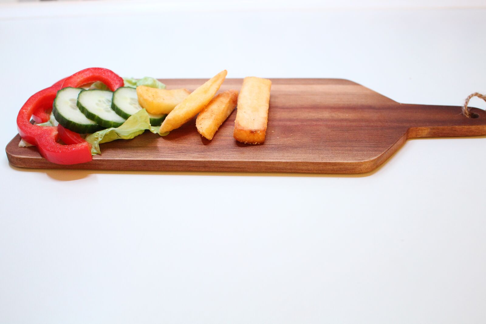 Canon EOS 100D (EOS Rebel SL1 / EOS Kiss X7) sample photo. Wooden tray, food, wood photography