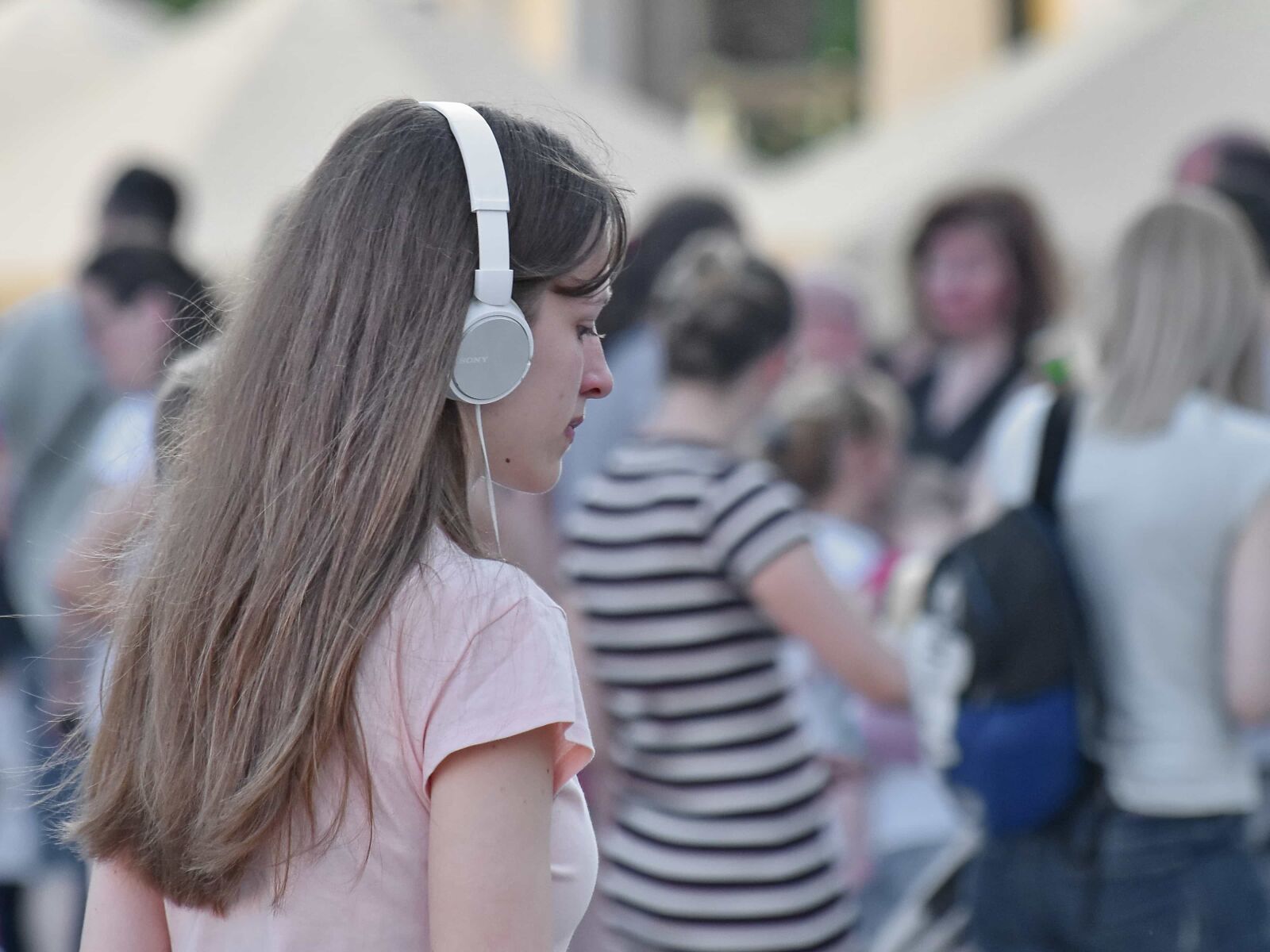 Nikon D5500 sample photo. Crowd, hairstyle, headphones, music photography