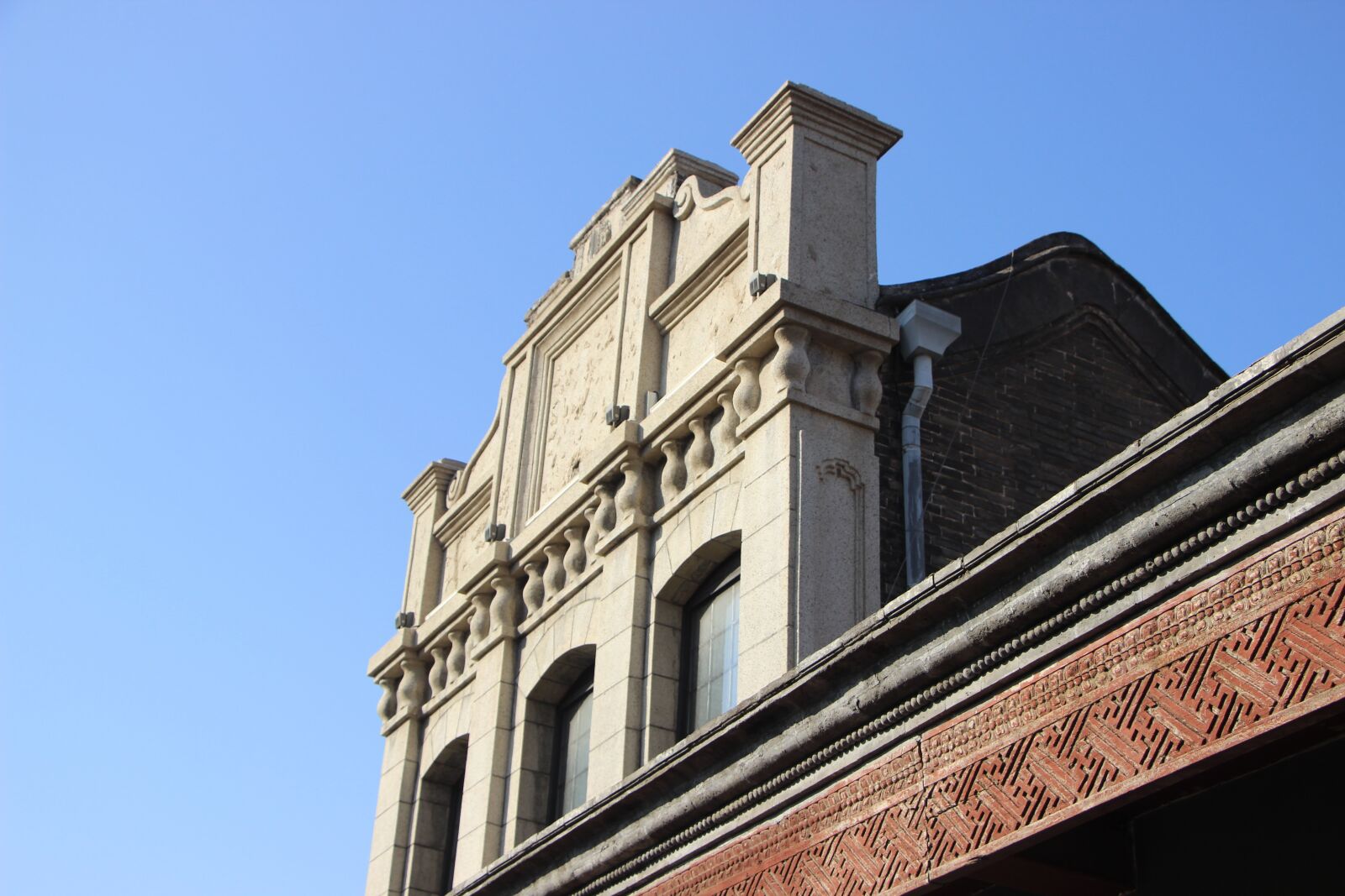 Canon EOS 600D (Rebel EOS T3i / EOS Kiss X5) sample photo. Building, old building, blue photography