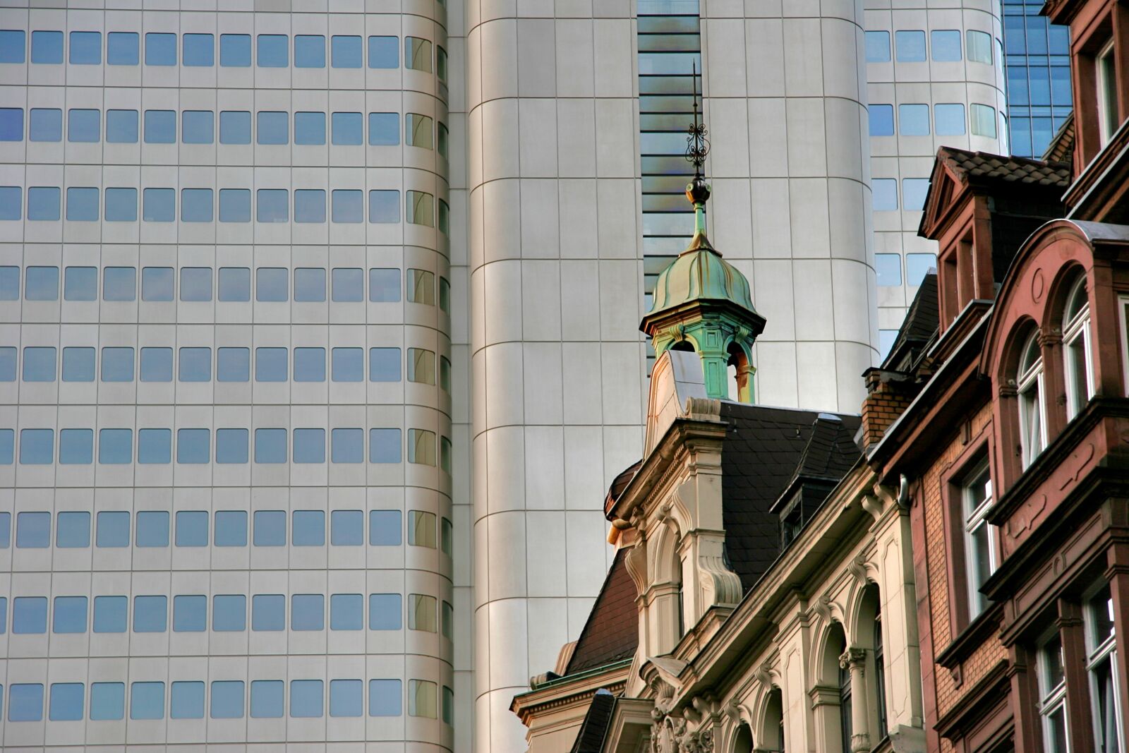 Canon EOS 20D sample photo. Contrast, frankfurt, city photography