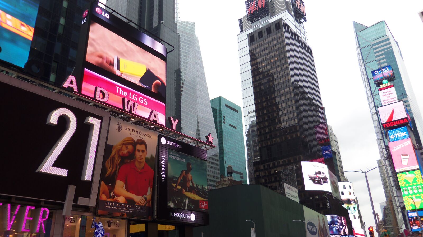 Kodak EASYSHARE TOUCH CAMERA, M5370 sample photo. Times, square photography