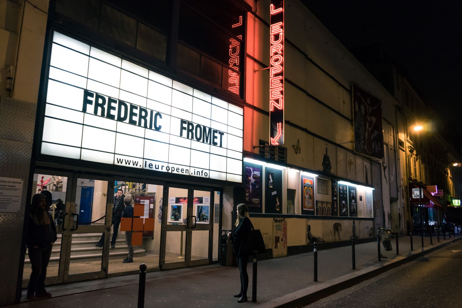 Sony a7 + Sony FE 28-70mm F3.5-5.6 OSS sample photo. Paris, cinemas, street photography