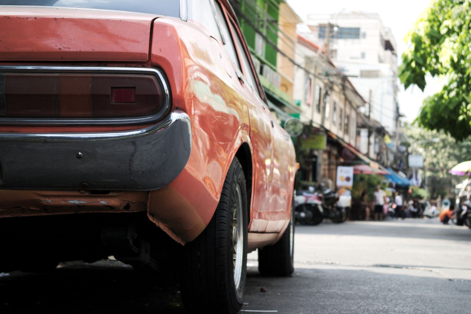 Canon EOS M3 sample photo. Old car, alley in photography