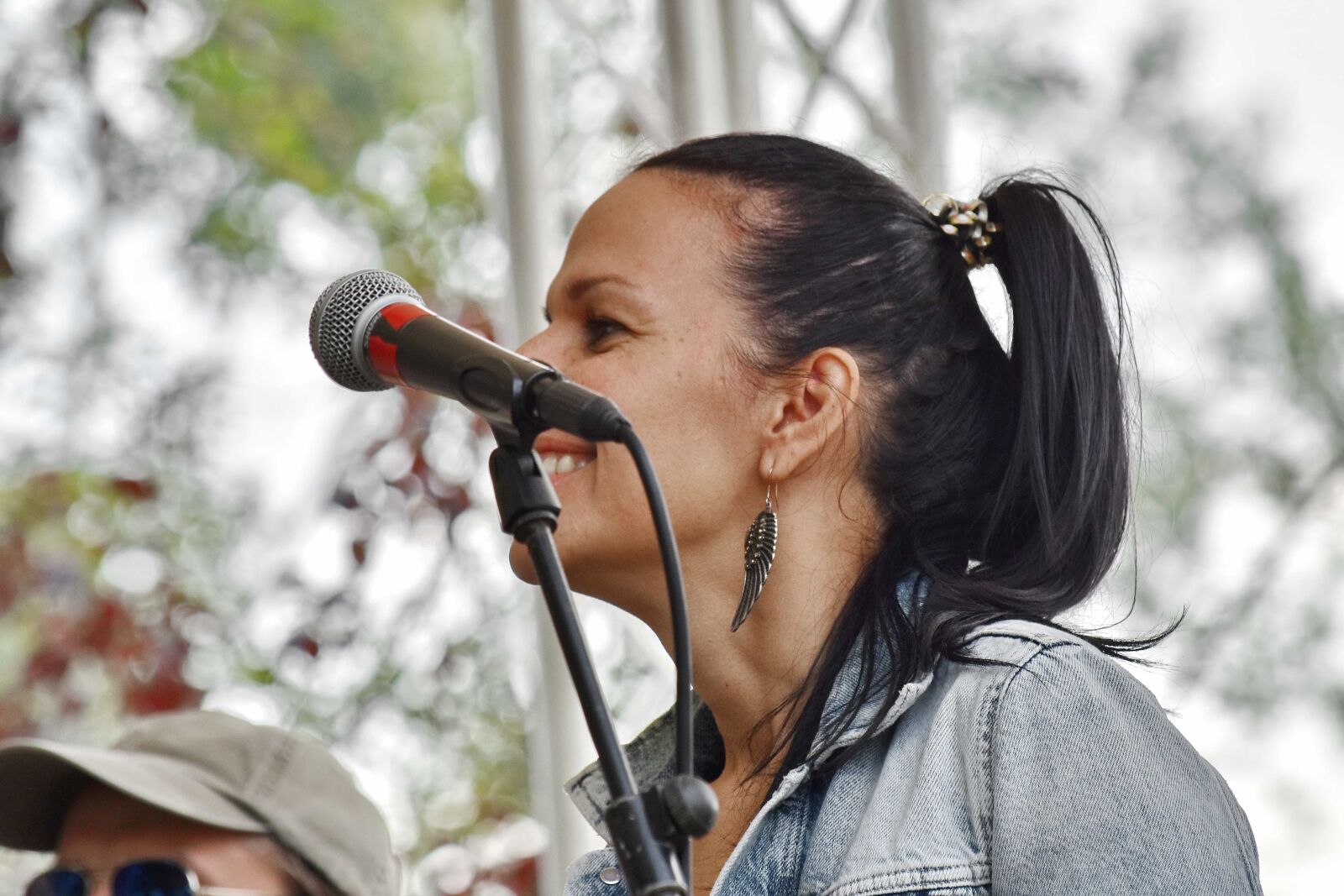Nikon D5500 sample photo. Gorgeous, young woman, singer photography