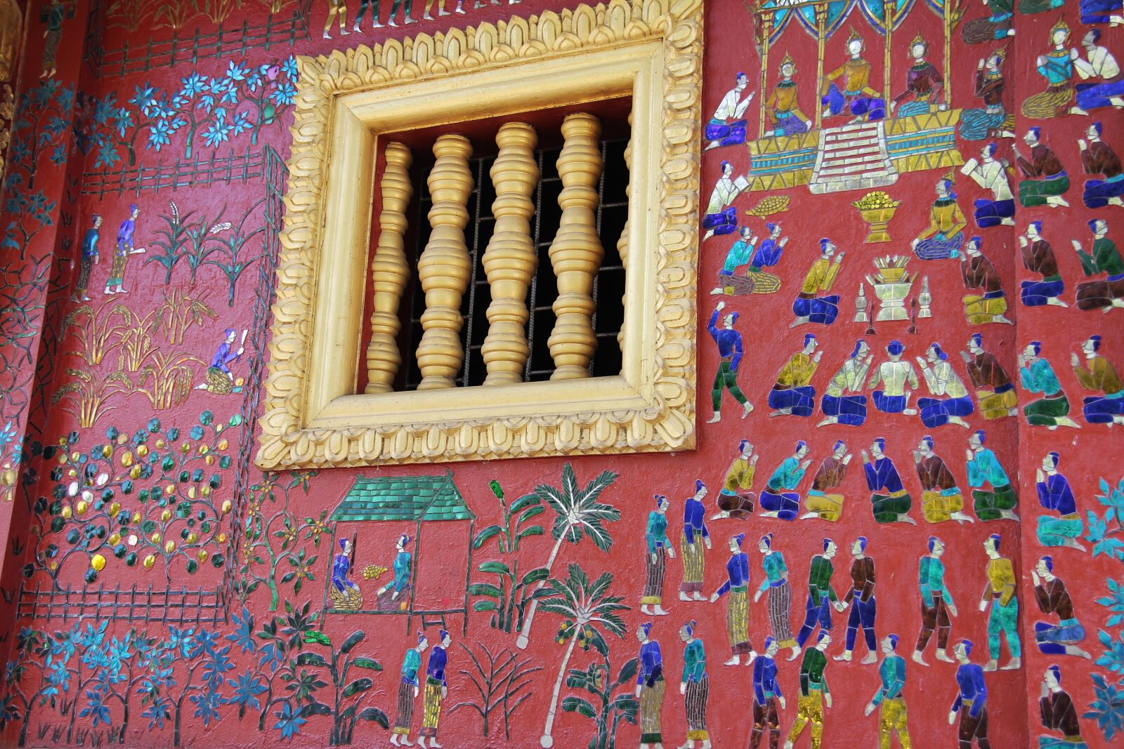 Canon EF-S 18-200mm F3.5-5.6 IS sample photo. Wat xieng thong, golden photography