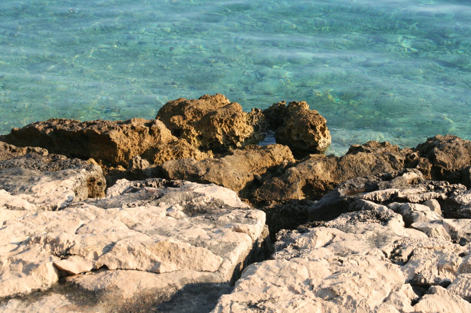 Canon EOS 400D (EOS Digital Rebel XTi / EOS Kiss Digital X) sample photo. Sea, colors, stones photography