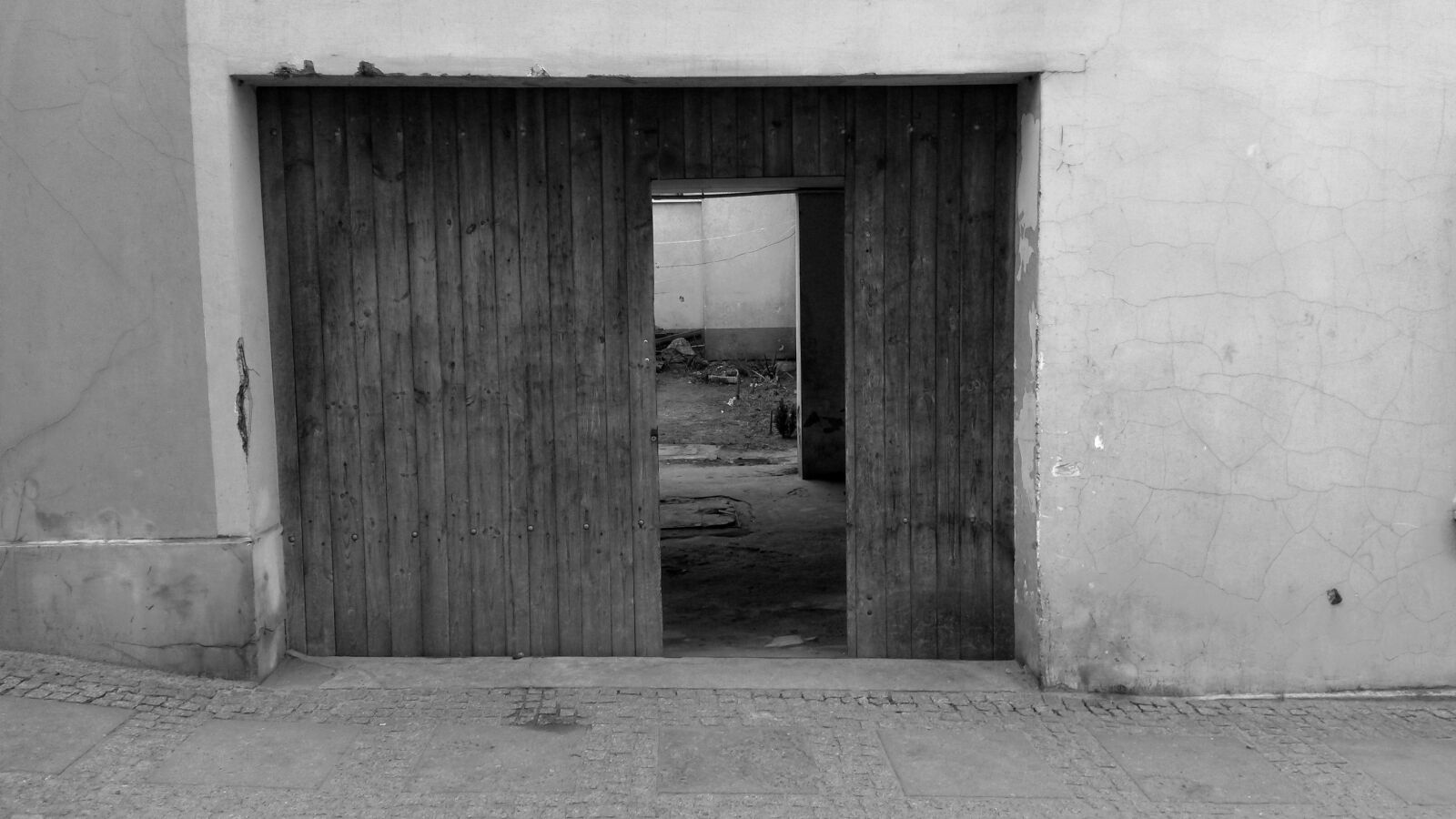 Samsung Galaxy S4 Mini sample photo. Doors, entrance, house, old photography