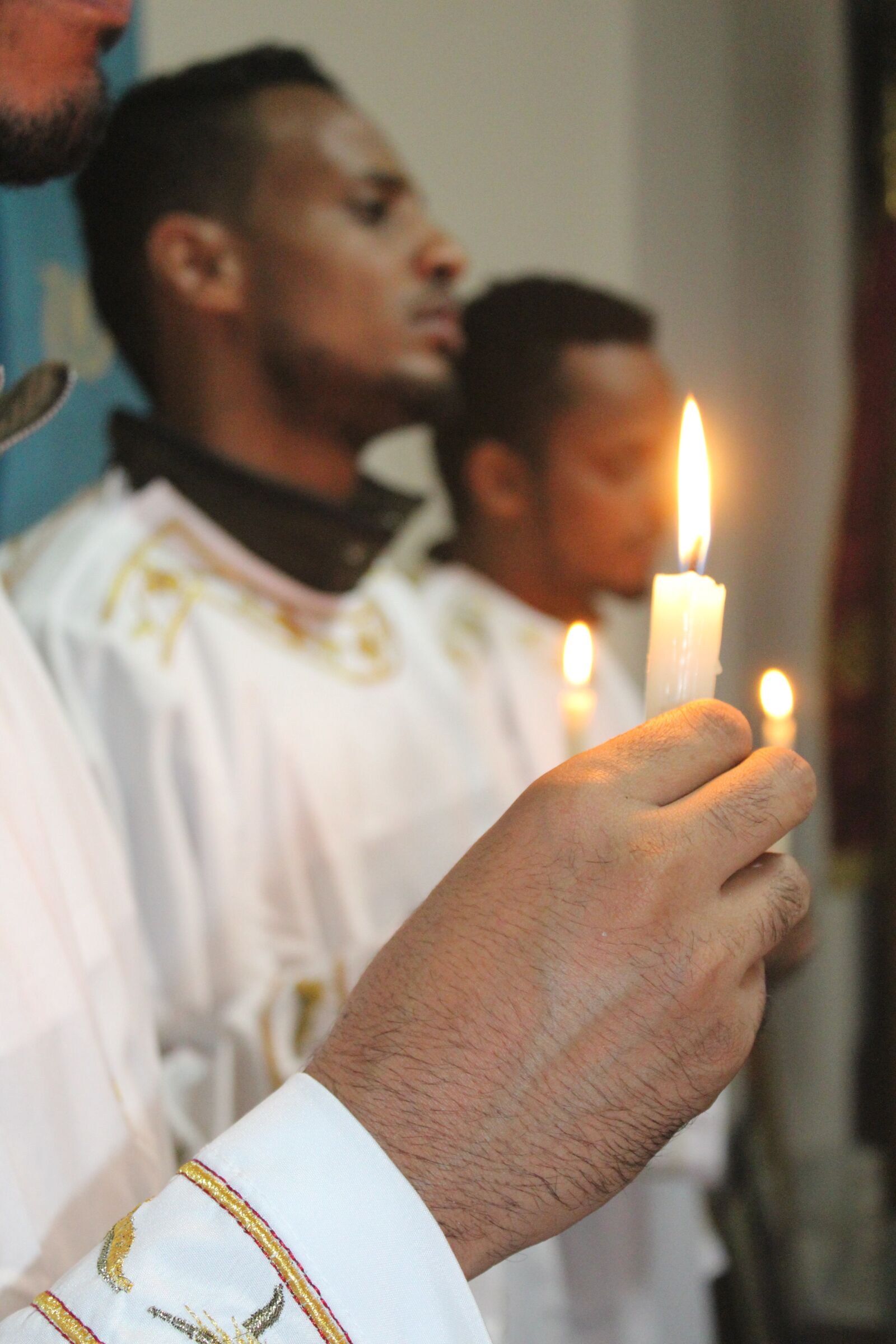 Canon EOS 1200D (EOS Rebel T5 / EOS Kiss X70 / EOS Hi) + Canon EF-S 18-55mm F3.5-5.6 IS II sample photo. Deacon, church, candle photography