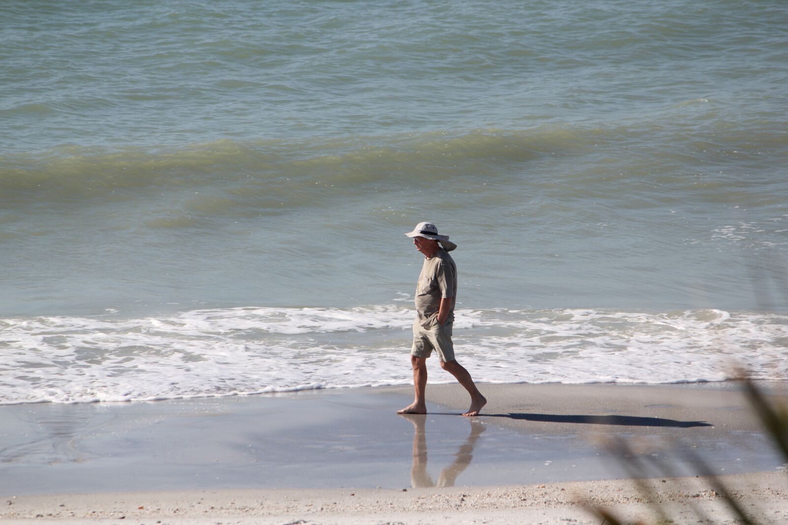 Canon EOS 550D (EOS Rebel T2i / EOS Kiss X4) sample photo. Beach, person, alone photography