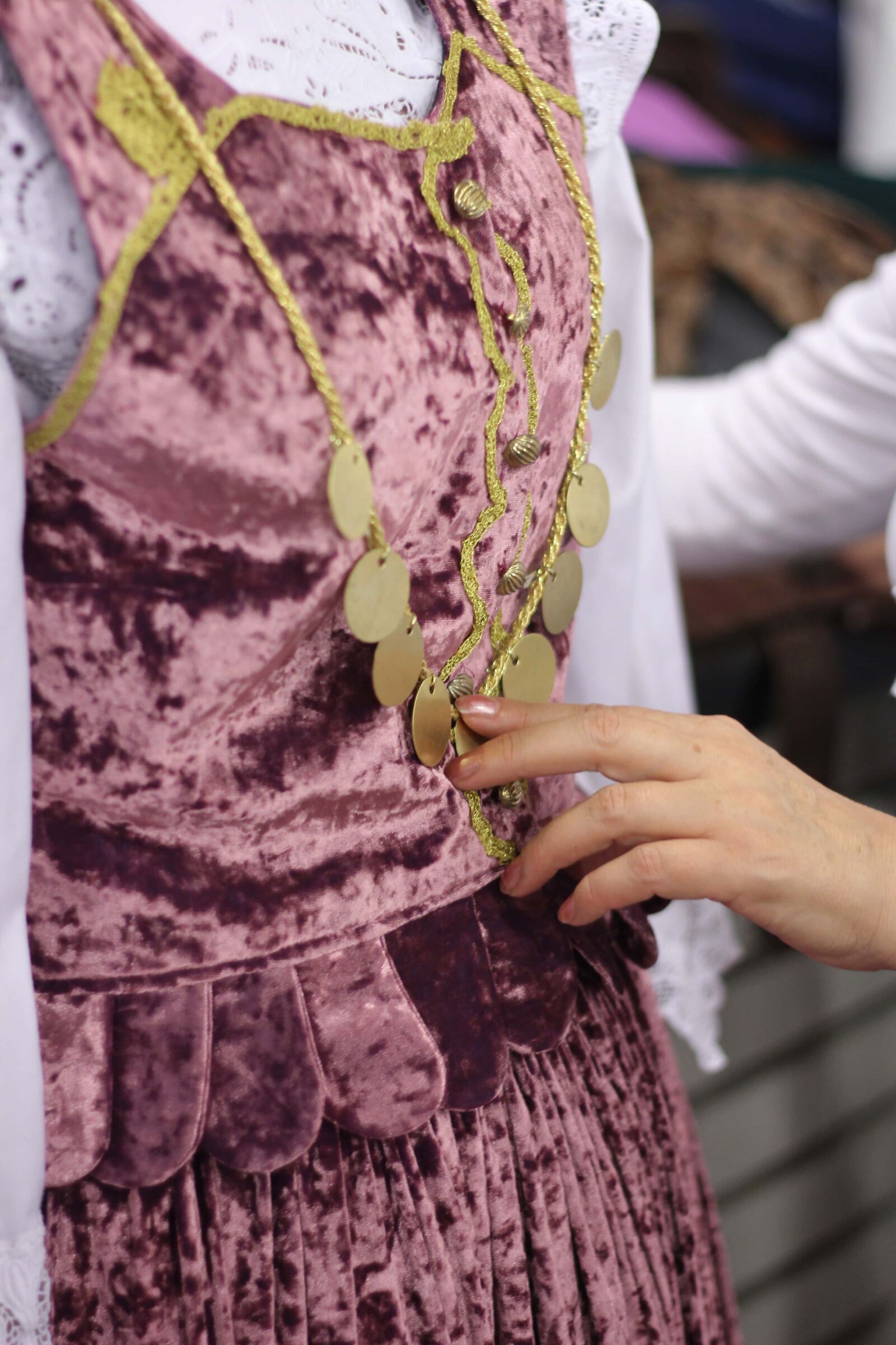 Canon EOS 550D (EOS Rebel T2i / EOS Kiss X4) sample photo. Necklace, gold, folk, heritage photography