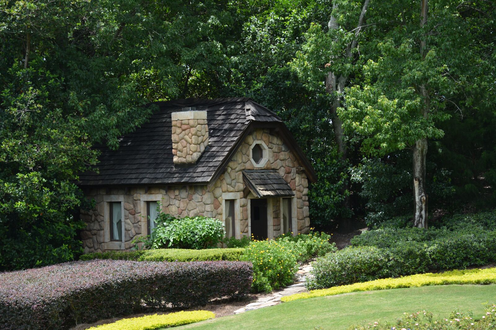 Nikon D5200 sample photo. House, green, home photography
