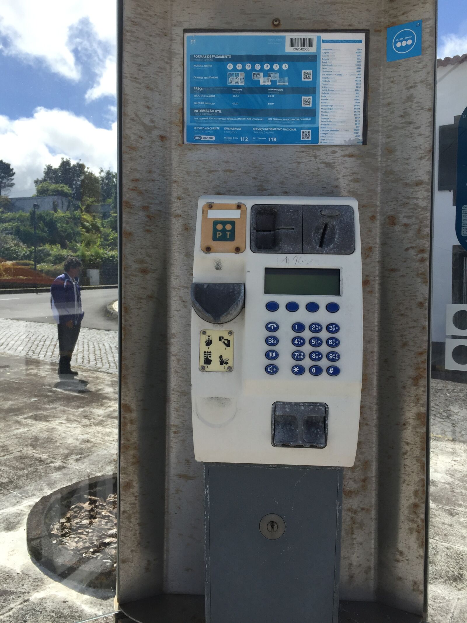 iPhone 6 back camera 4.15mm f/2.2 sample photo. Telephone, phone booth, pico photography