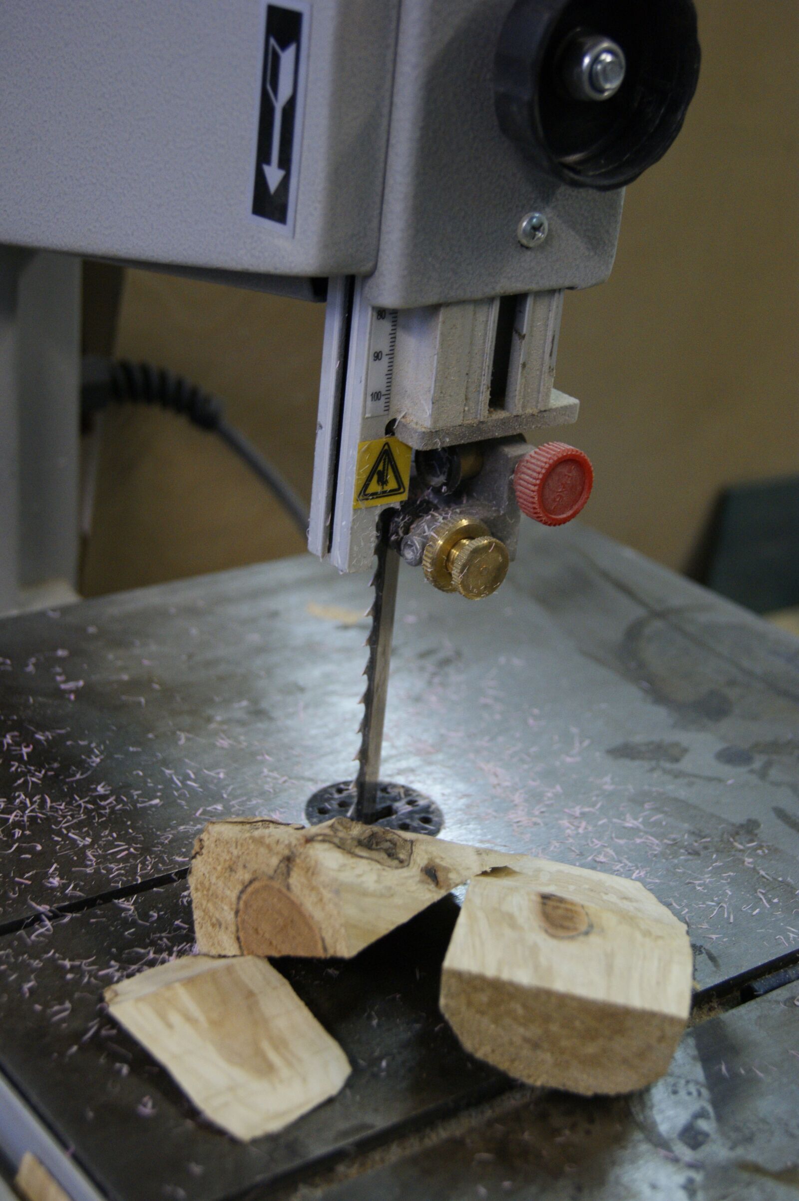 Sony Alpha DSLR-A290 sample photo. Saw, wood, sawed photography