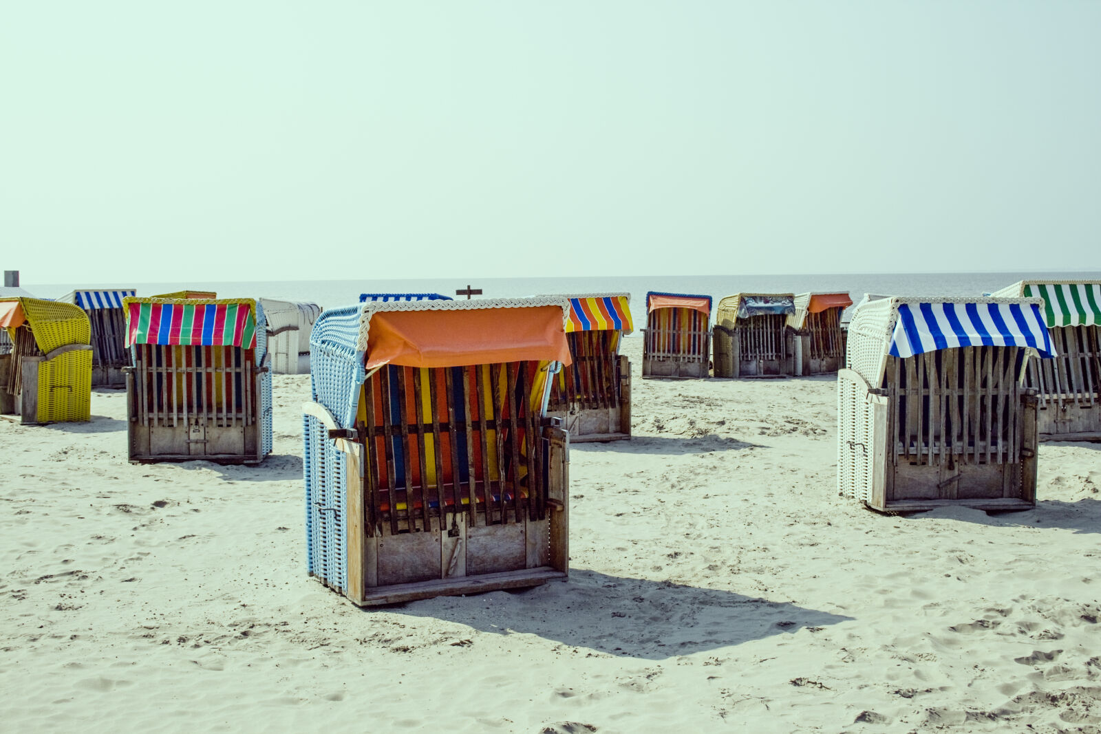 Canon EF-S 18-55mm F3.5-5.6 II sample photo. Beach, sand, summer, shacks photography