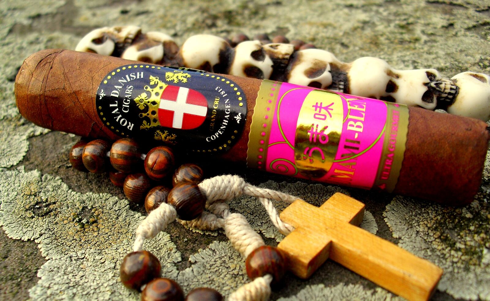 Casio Exilim EX-Z33 sample photo. Cigar, skulls, rosary photography