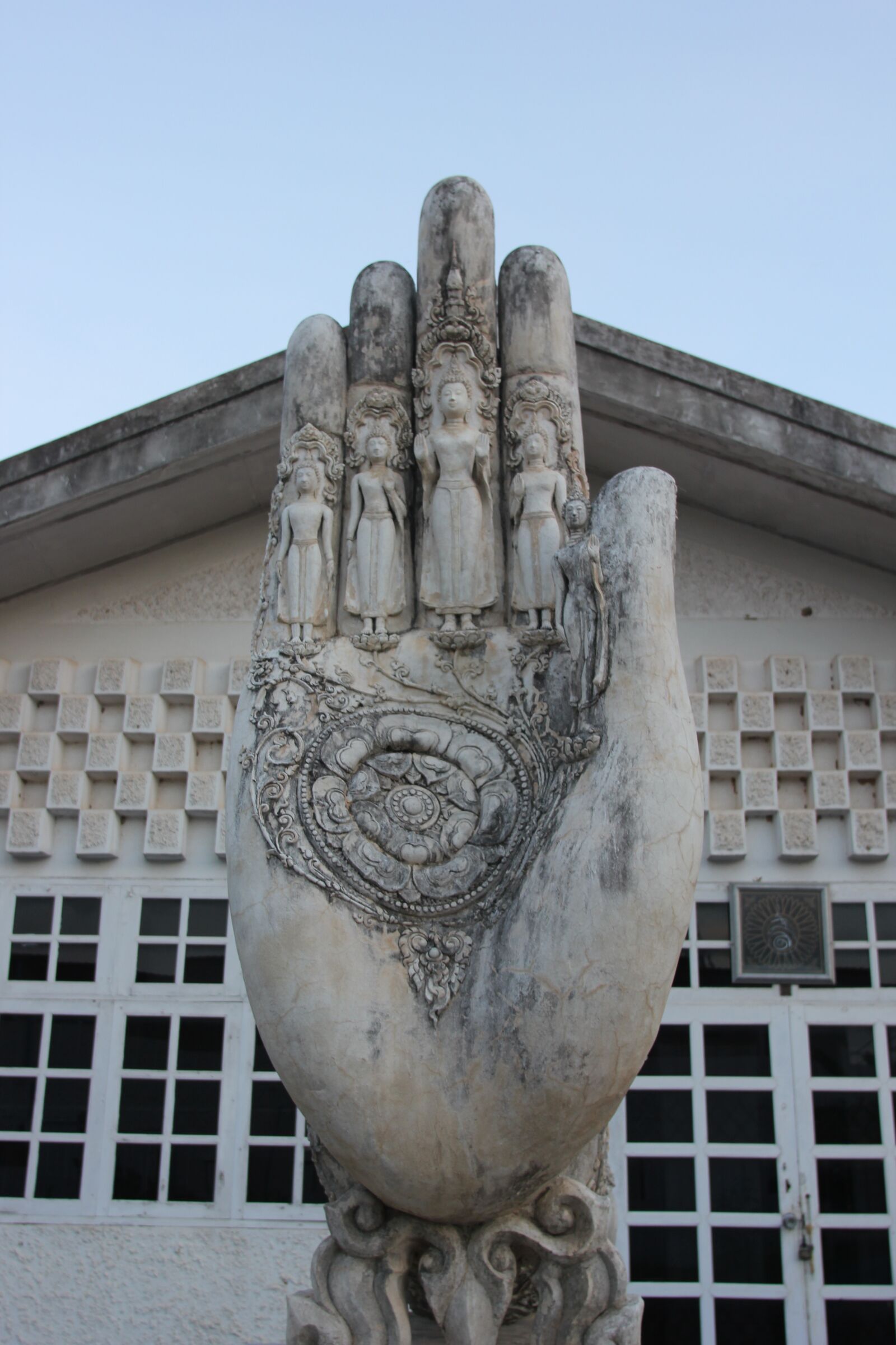 Canon EOS 550D (EOS Rebel T2i / EOS Kiss X4) sample photo. Hand signal, carved signs photography