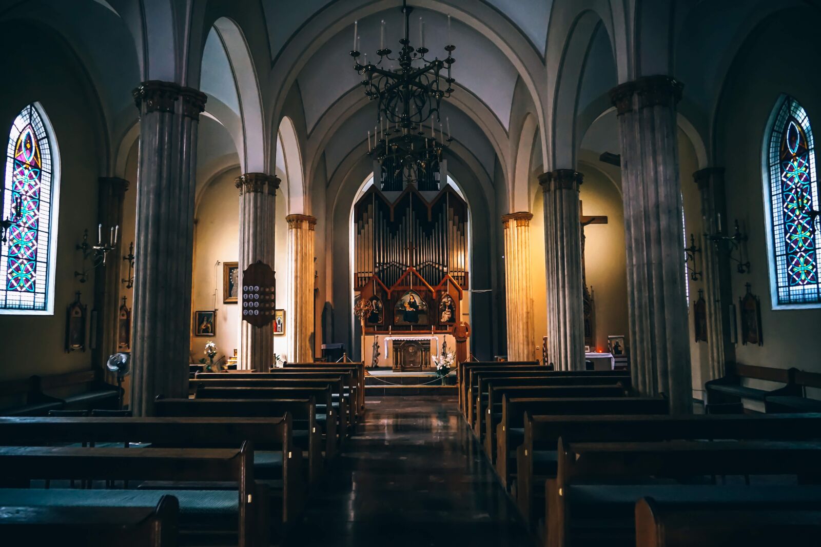 Sony a7 II + Sony FE 24-240mm F3.5-6.3 OSS sample photo. Altar, arches, architecture photography
