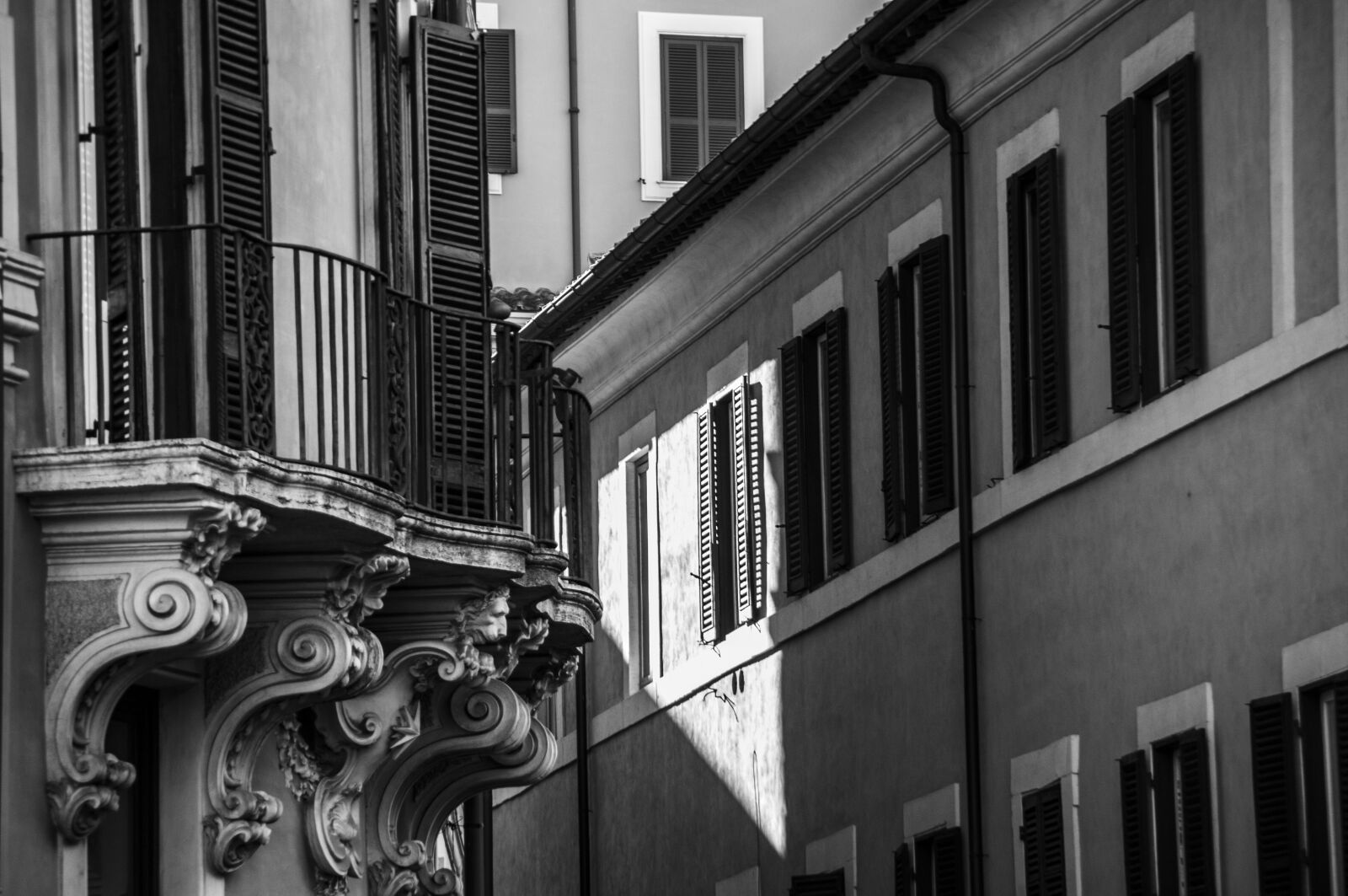 Pentax K-7 sample photo. Rome, alley, shadows photography