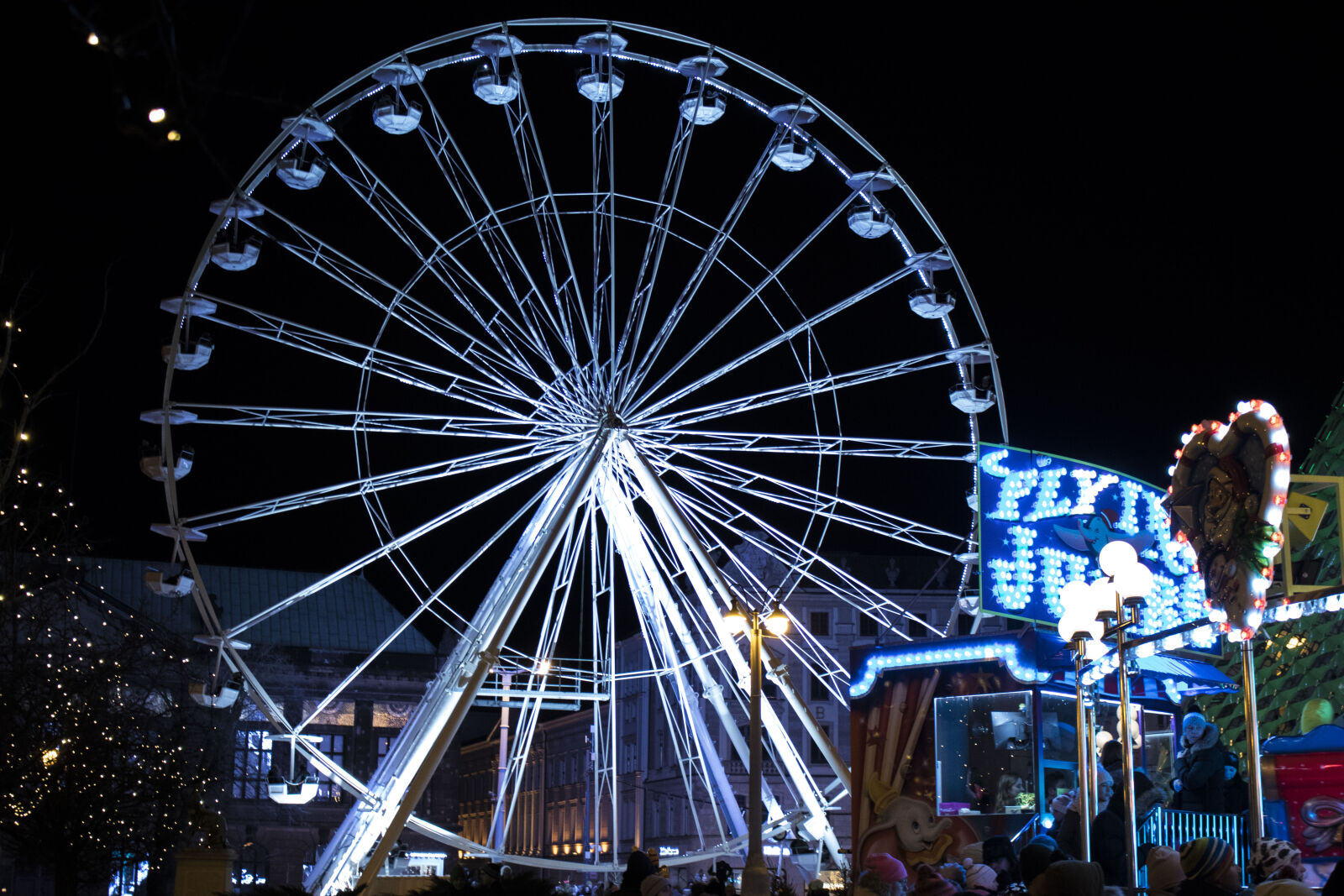 Canon EF-S 18-55mm F3.5-5.6 IS STM sample photo. White, lighted, ferris, wheel photography