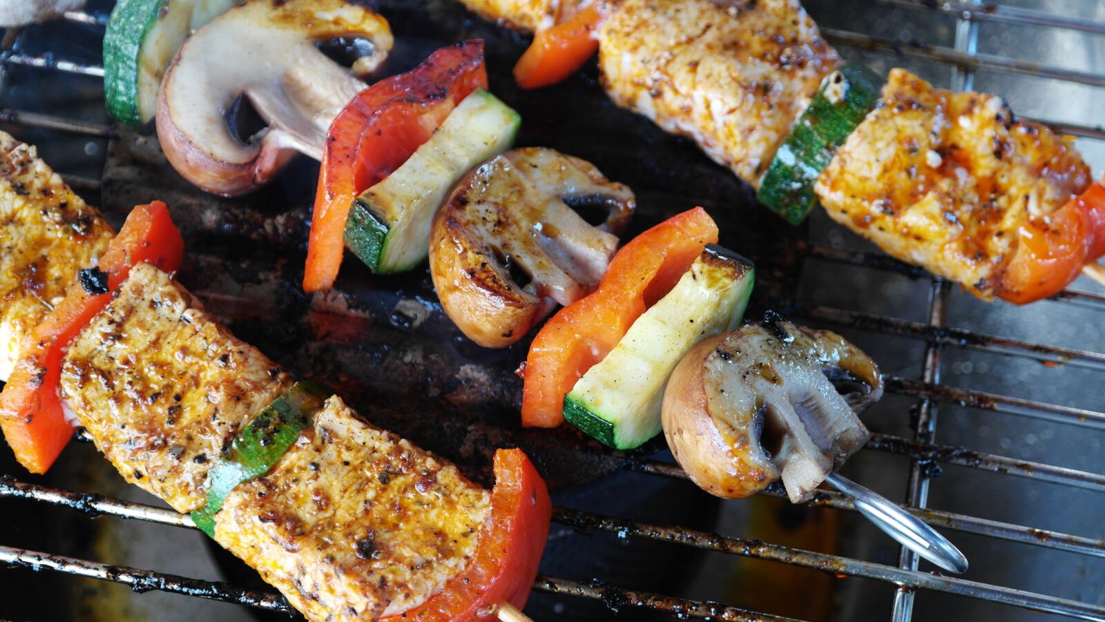 Samsung NX20 sample photo. Meat, vegetables, gemuesepiess photography