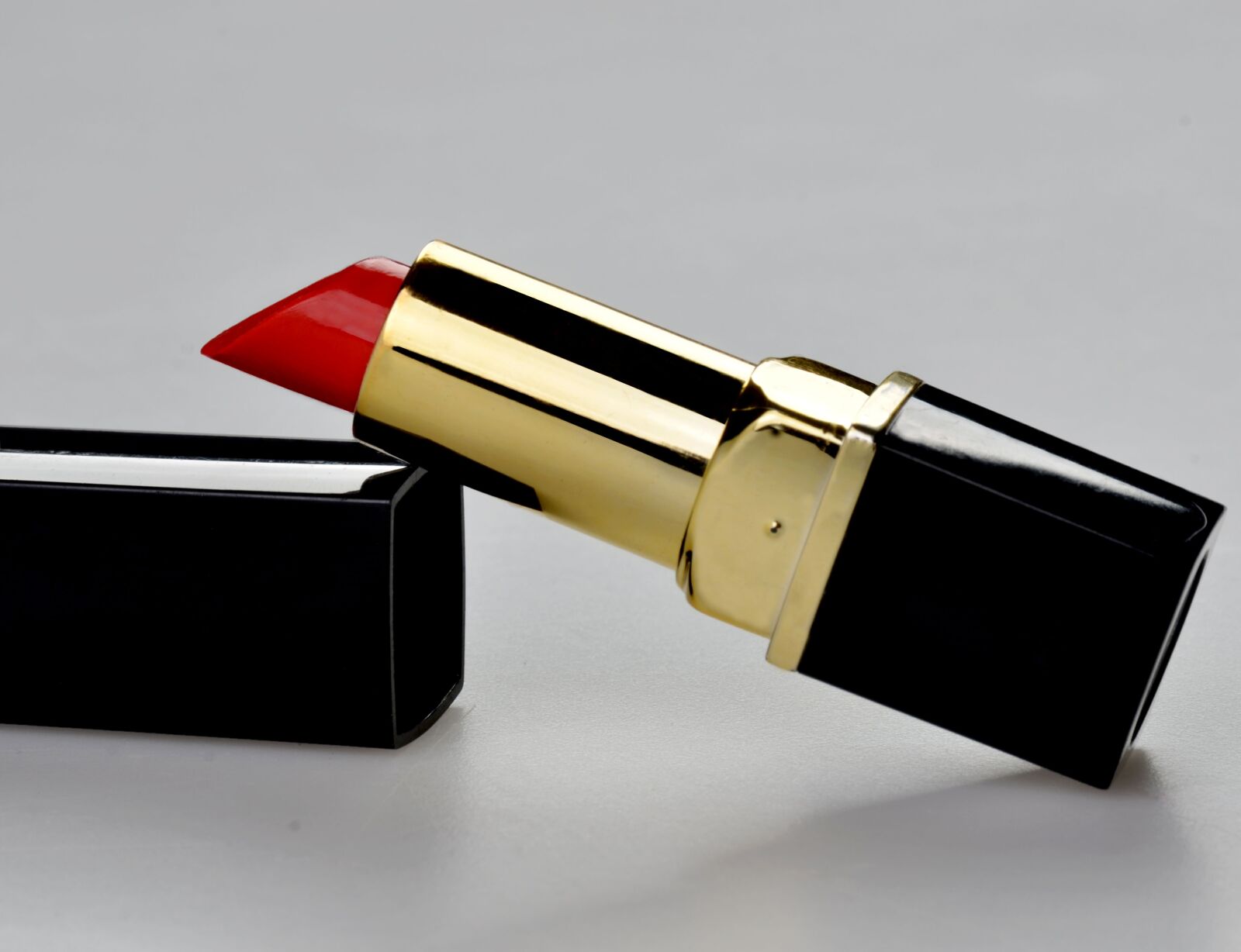 Nikon D7000 sample photo. Lipstick, plastic, reflector photography
