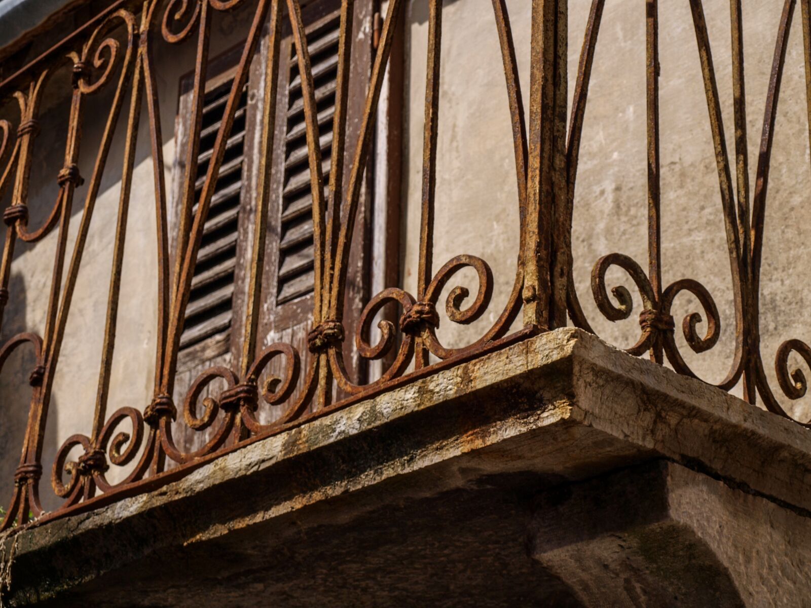 Olympus E-520 (EVOLT E-520) sample photo. Balcony, old, building photography