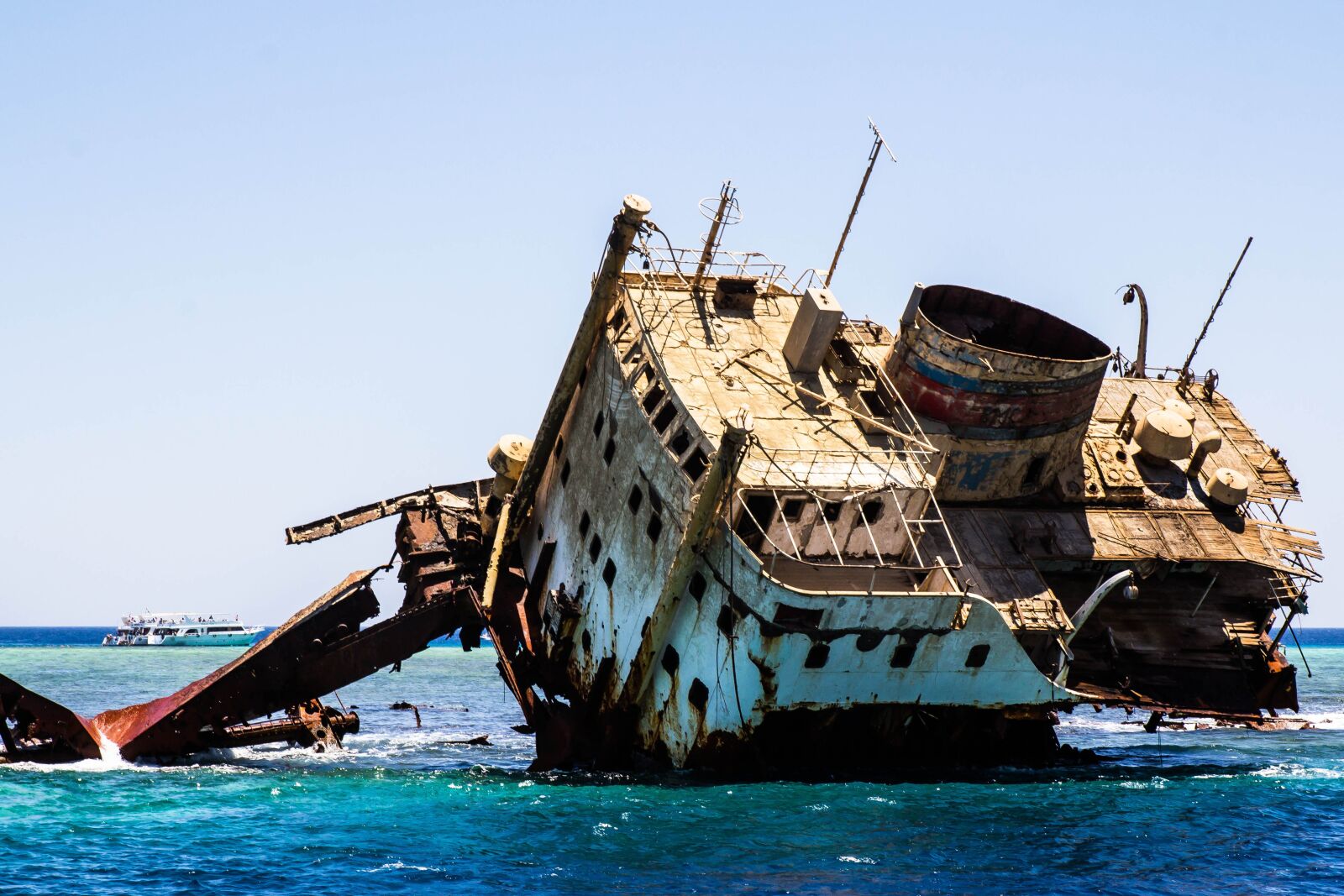 Canon EOS 60D sample photo. Shipwreck, sea, sunken photography