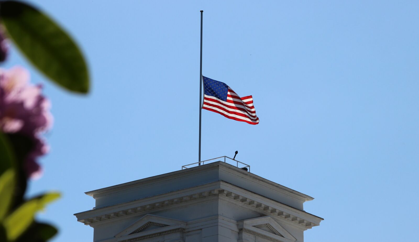 Canon EOS 600D (Rebel EOS T3i / EOS Kiss X5) + Canon TS-E 90mm F2.8 Tilt-Shift sample photo. Half-mast, flag, usa photography