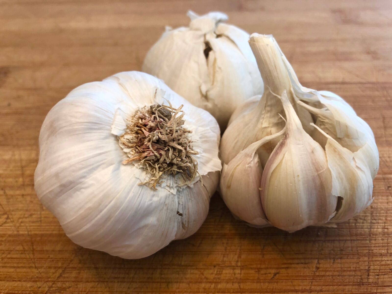 iPhone X back dual camera 4mm f/1.8 sample photo. Garlic, kitchen, food photography