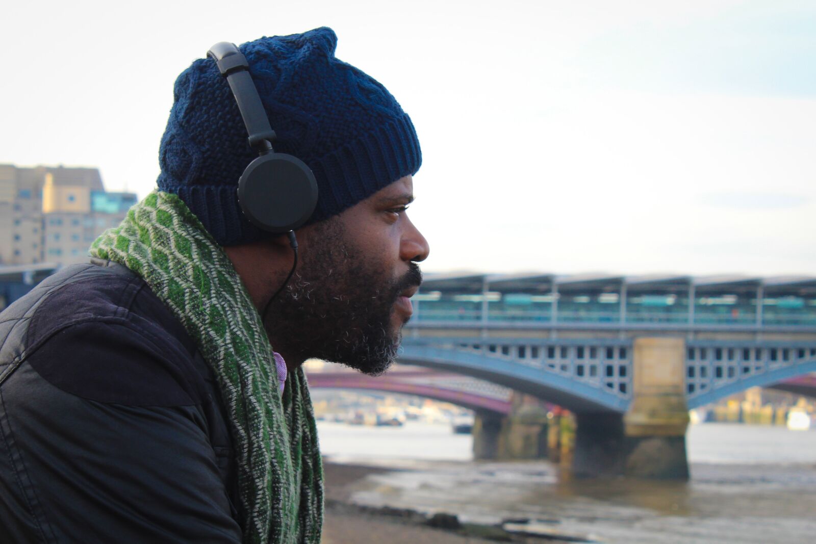 Canon EOS 1200D (EOS Rebel T5 / EOS Kiss X70 / EOS Hi) sample photo. Men, headphones, outdoors photography