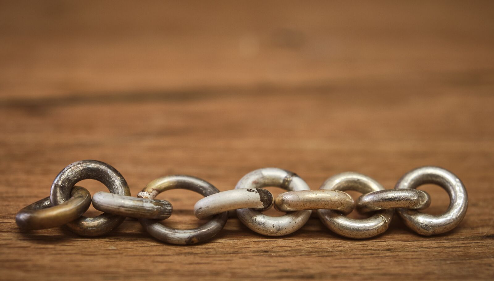 Fujifilm XF 18-55mm F2.8-4 R LM OIS sample photo. Chain, raw, goldsmith photography