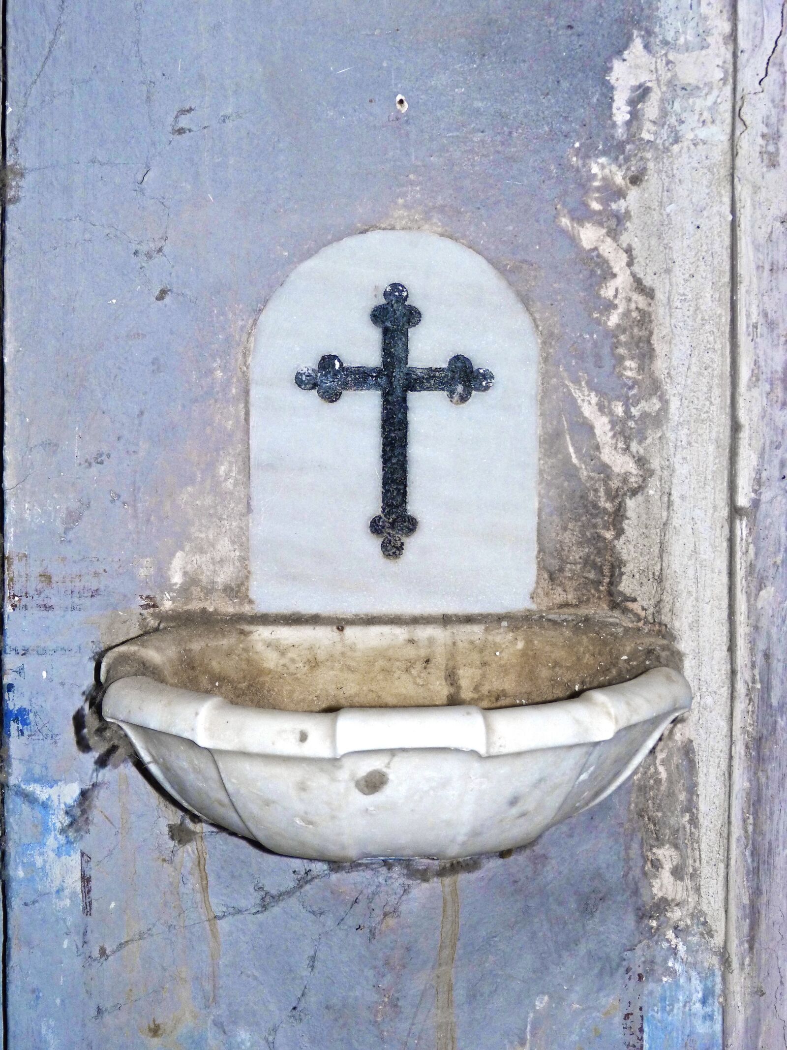 Panasonic DMC-FZ62 sample photo. Holy water, pica, church photography