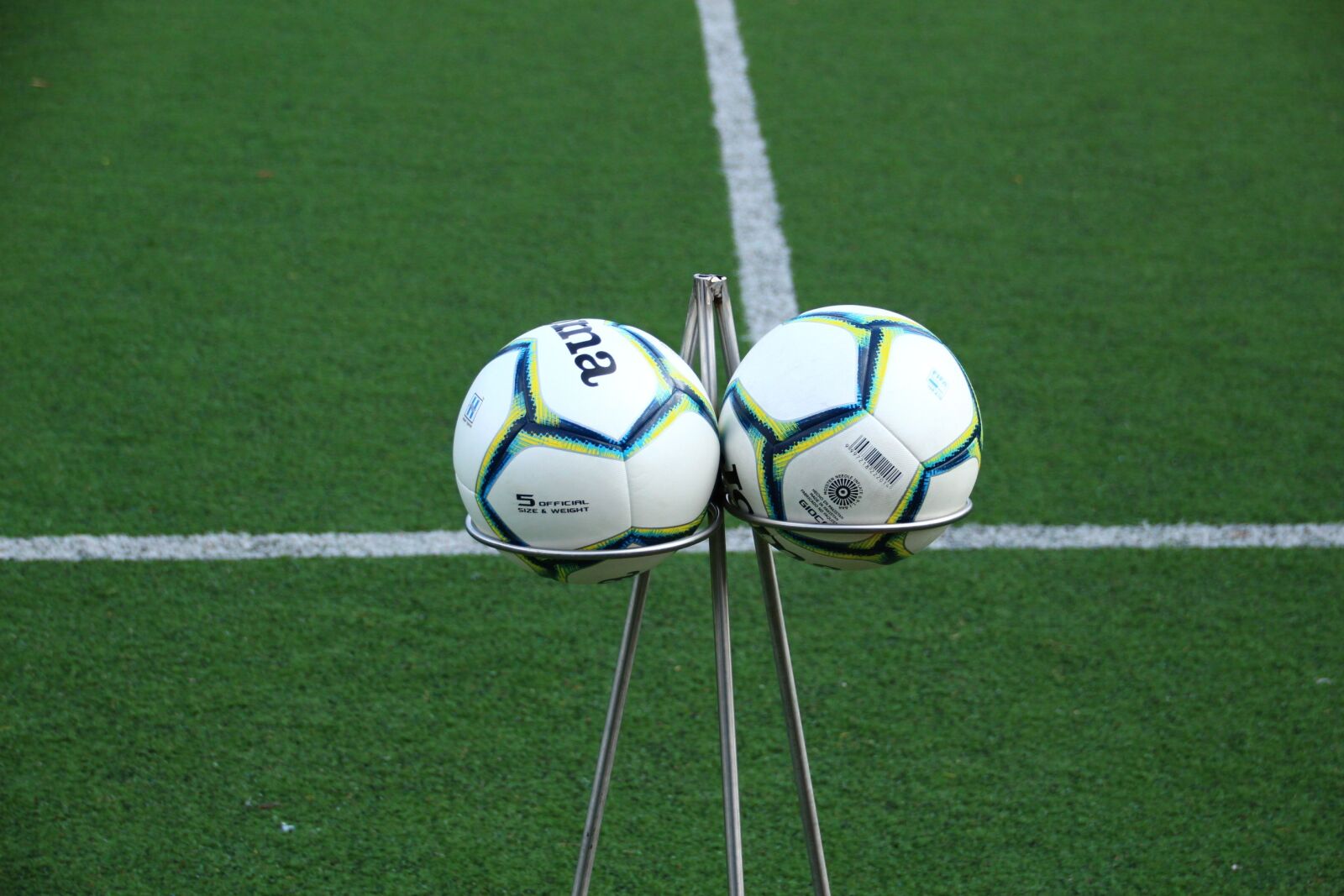 Canon EOS 100D (EOS Rebel SL1 / EOS Kiss X7) sample photo. Football, grass, ball photography