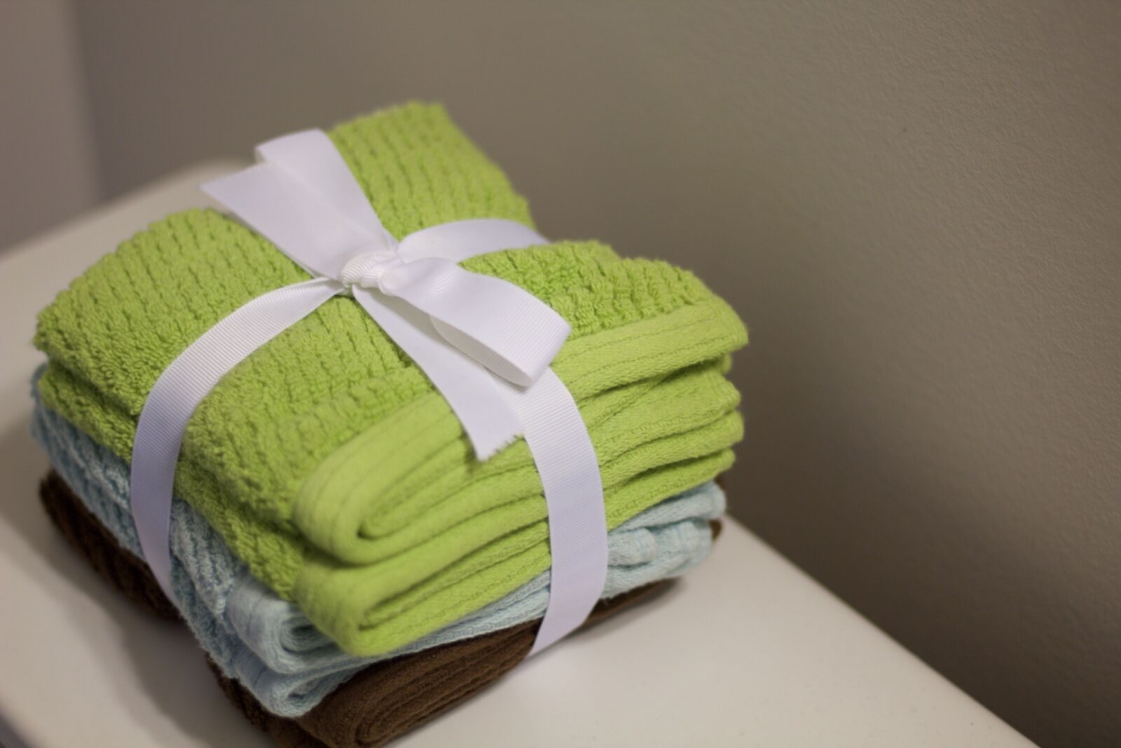 Canon EOS 1300D (EOS Rebel T6 / EOS Kiss X80) sample photo. Towels, bathroom, ornaments photography