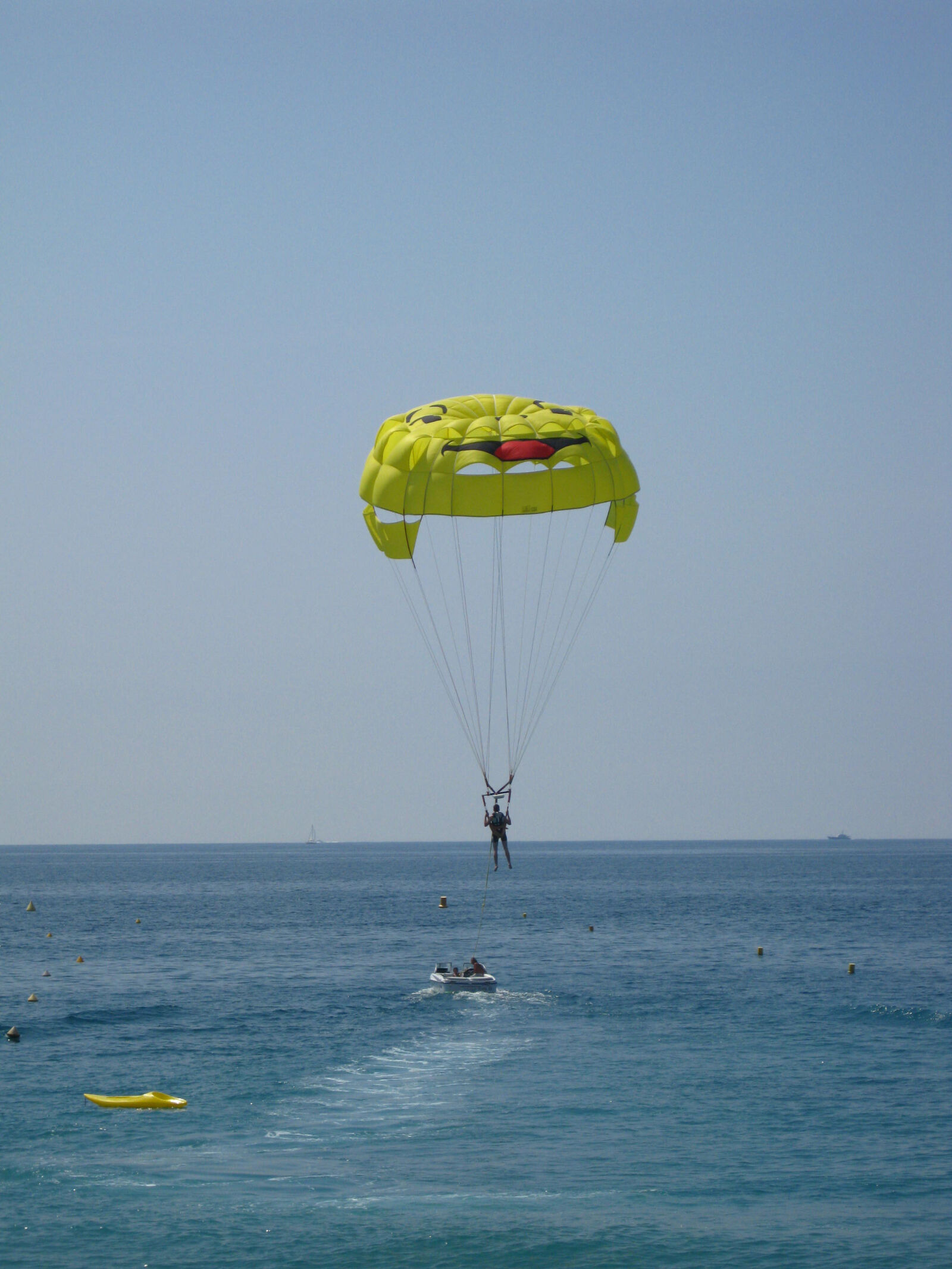 Canon PowerShot SD770 IS (Digital IXUS 85 IS / IXY Digital 25 IS) sample photo. Parachute, sea, seaside, smiley photography