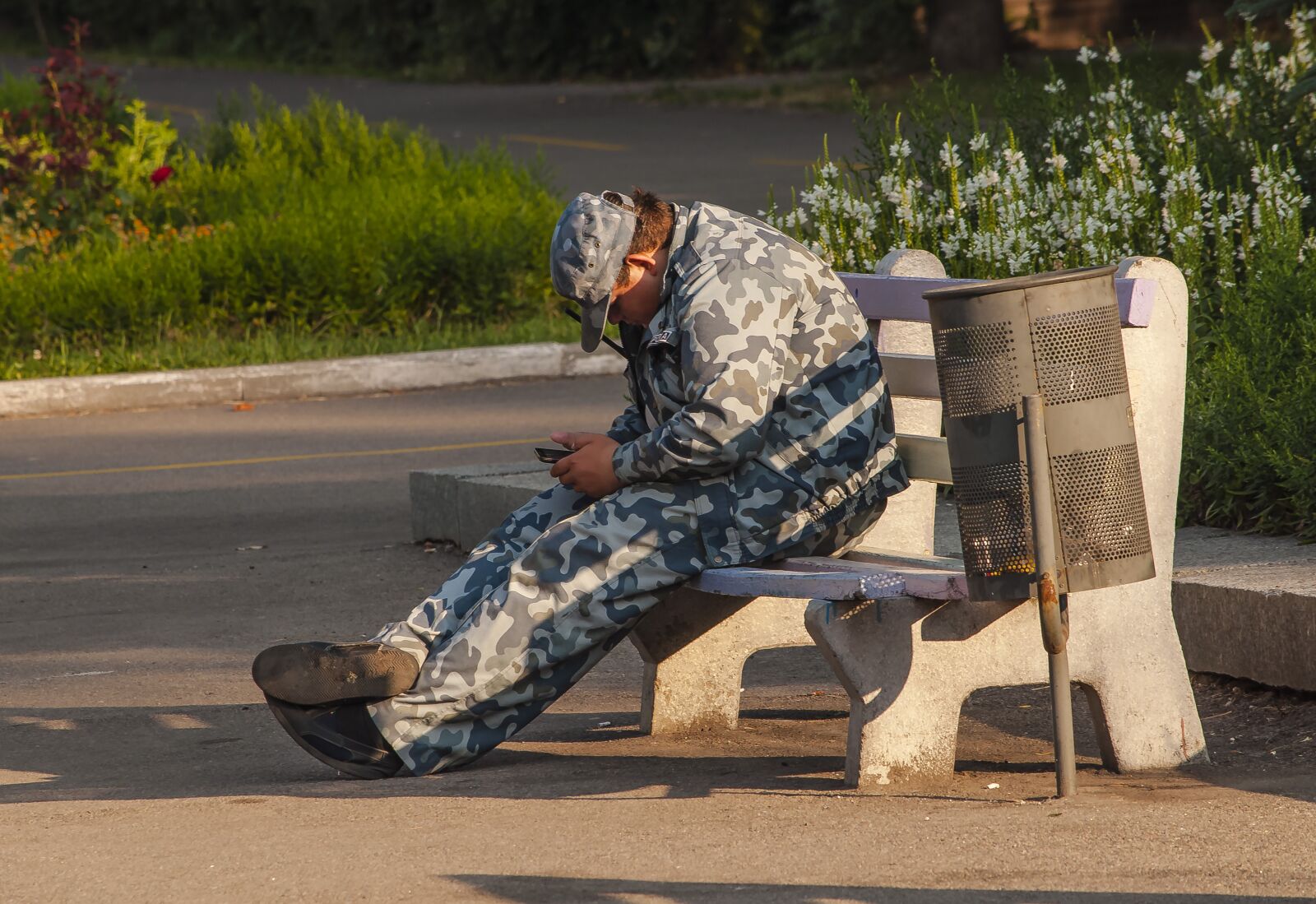Nikon D90 sample photo. Security guard, bench, sleeps photography