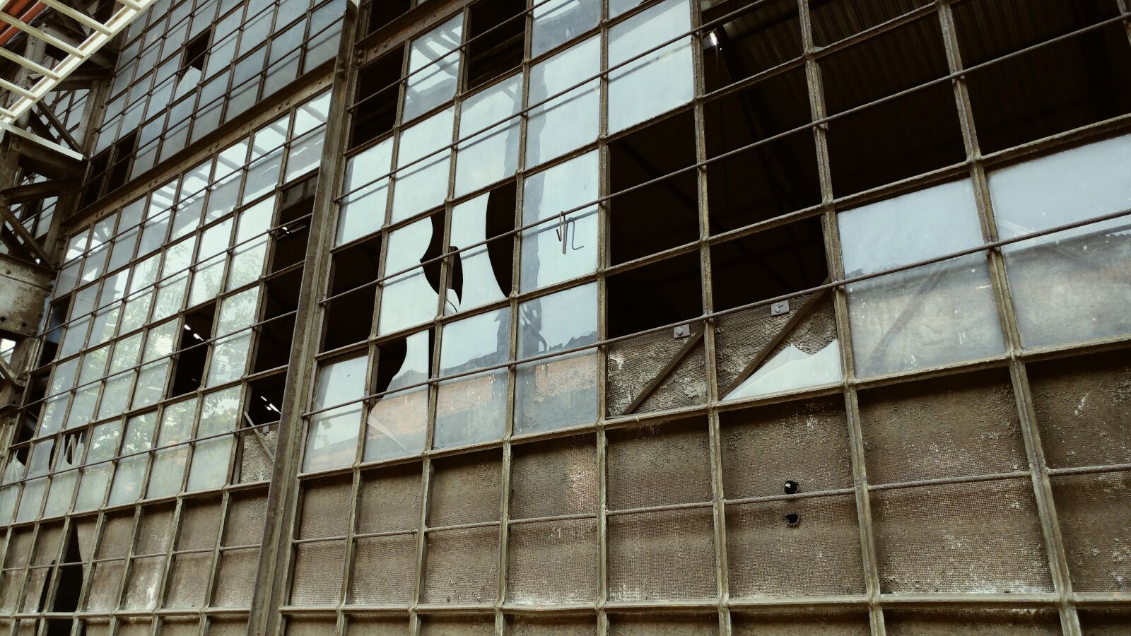 LG G5 sample photo. Broken windows, abandoned, old photography