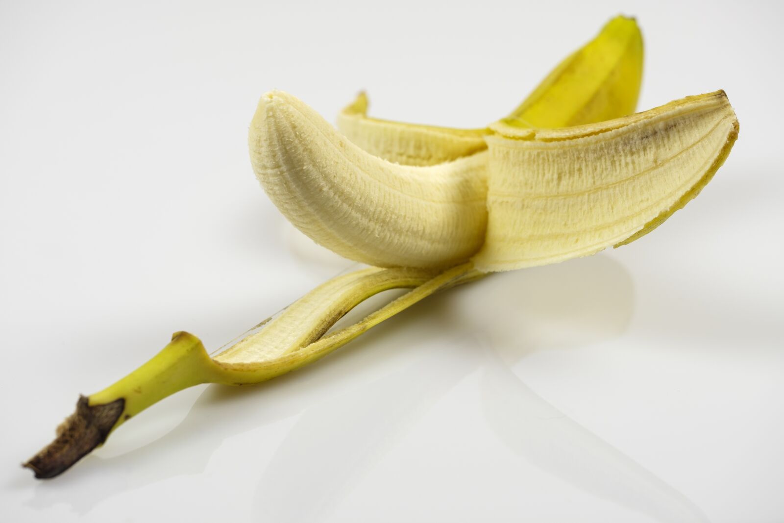 Fujifilm X-T2 + Fujifilm XF 80mm F2.8 R LM OIS WR Macro sample photo. Banana, shell, banana peel photography