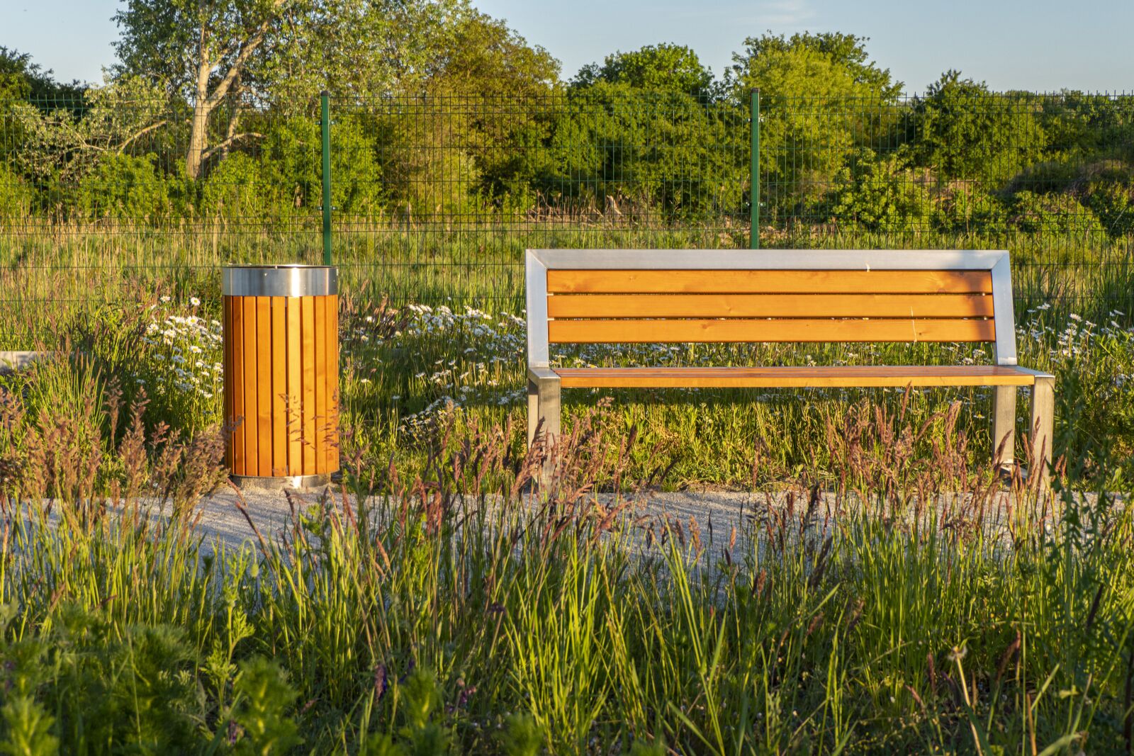 Panasonic Lumix DMC-FZ2500 (Lumix DMC-FZ2000) sample photo. Bench, rest, park photography