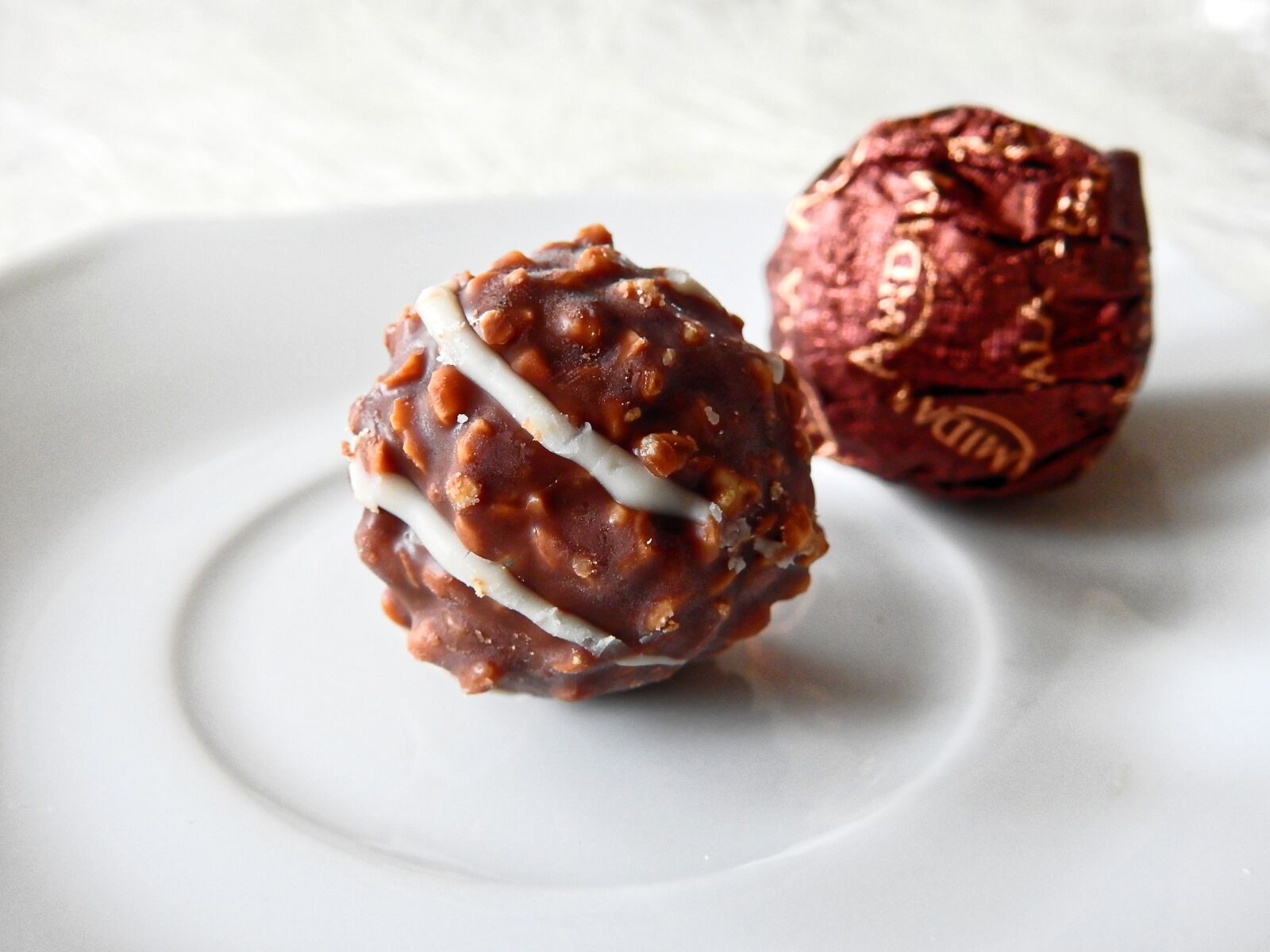 Nikon Coolpix P900 sample photo. Sweetness, nibble, chocolate photography