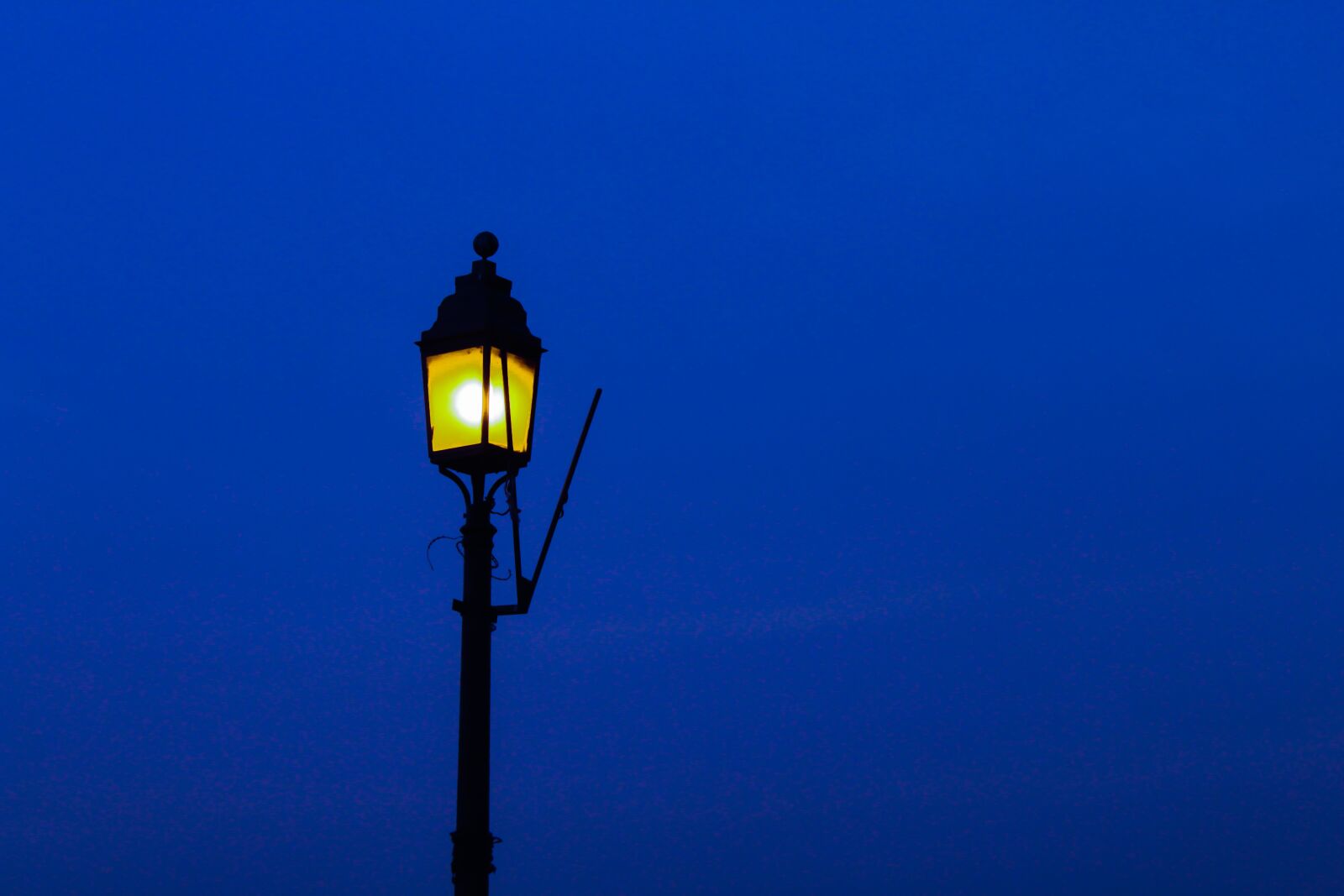 Canon EOS 1300D (EOS Rebel T6 / EOS Kiss X80) sample photo. Street light, lamp, night photography