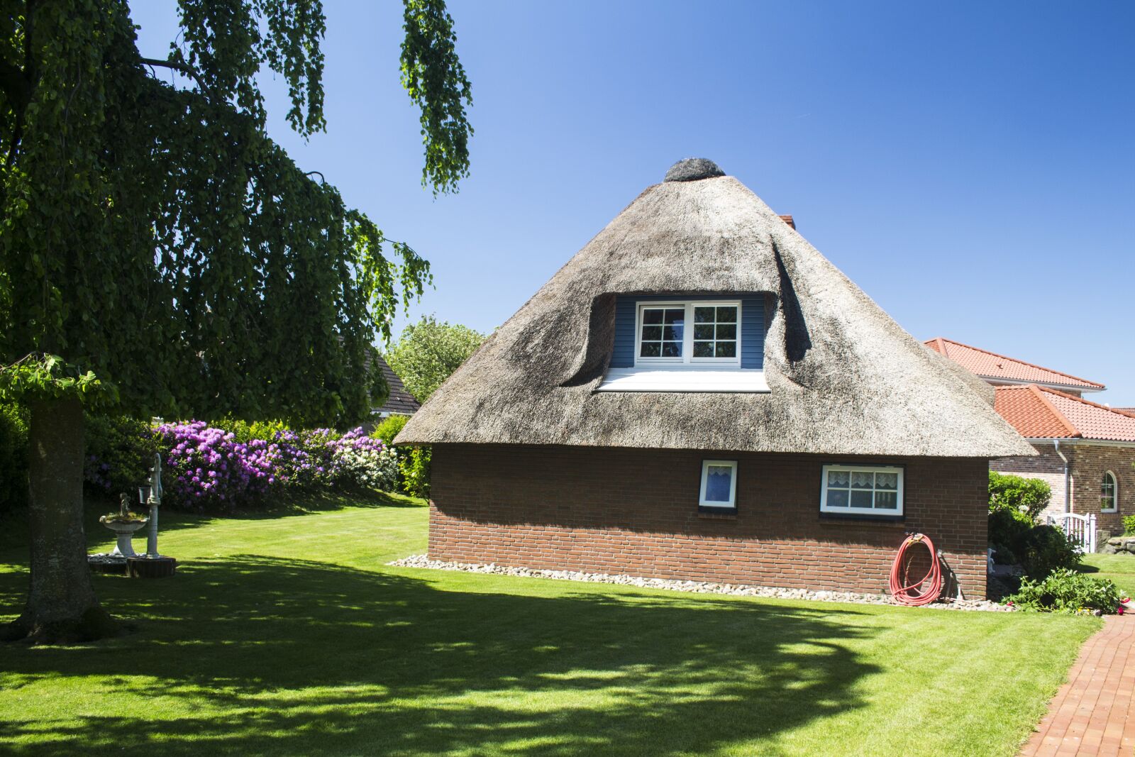 Canon EOS 700D (EOS Rebel T5i / EOS Kiss X7i) + Canon EF-S 18-55mm F3.5-5.6 II sample photo. Northern germany, thatched roof photography