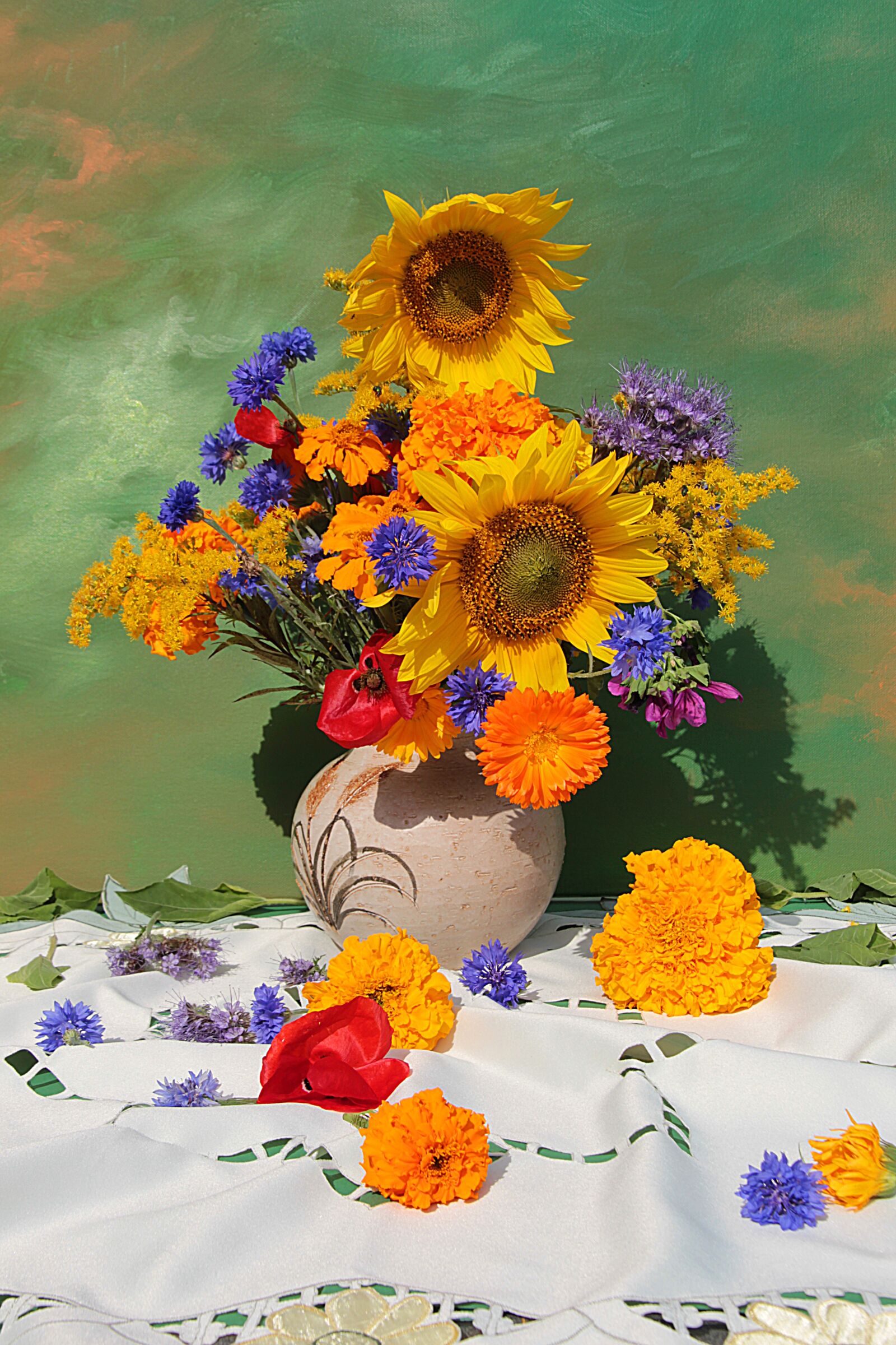 Canon EOS 700D (EOS Rebel T5i / EOS Kiss X7i) sample photo. Flower vase, bouquet, sunflower photography