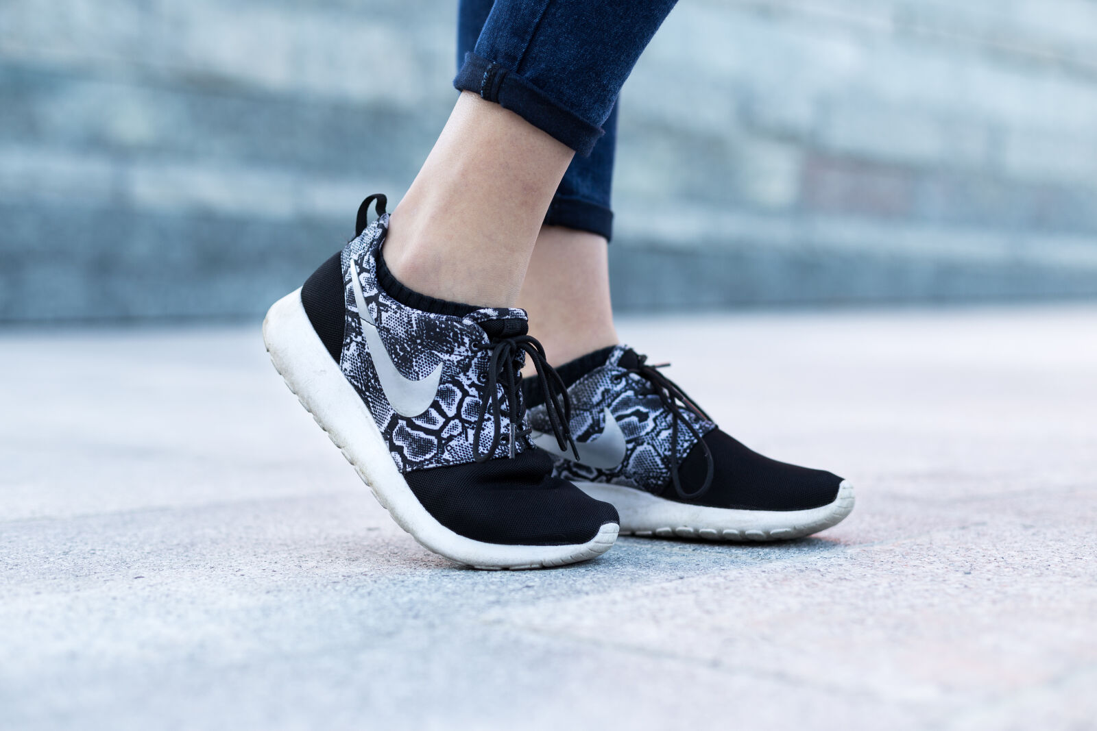 Canon EOS 6D + Canon EF 50mm F1.4 USM sample photo. Feet, fitness, girl, legs photography
