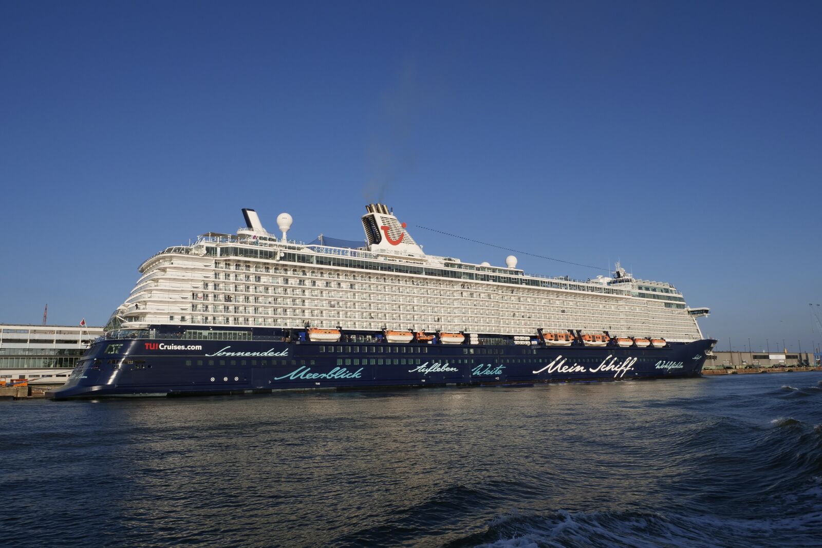 Panasonic Lumix DC-G9 sample photo. Shipping, ship, cruise photography