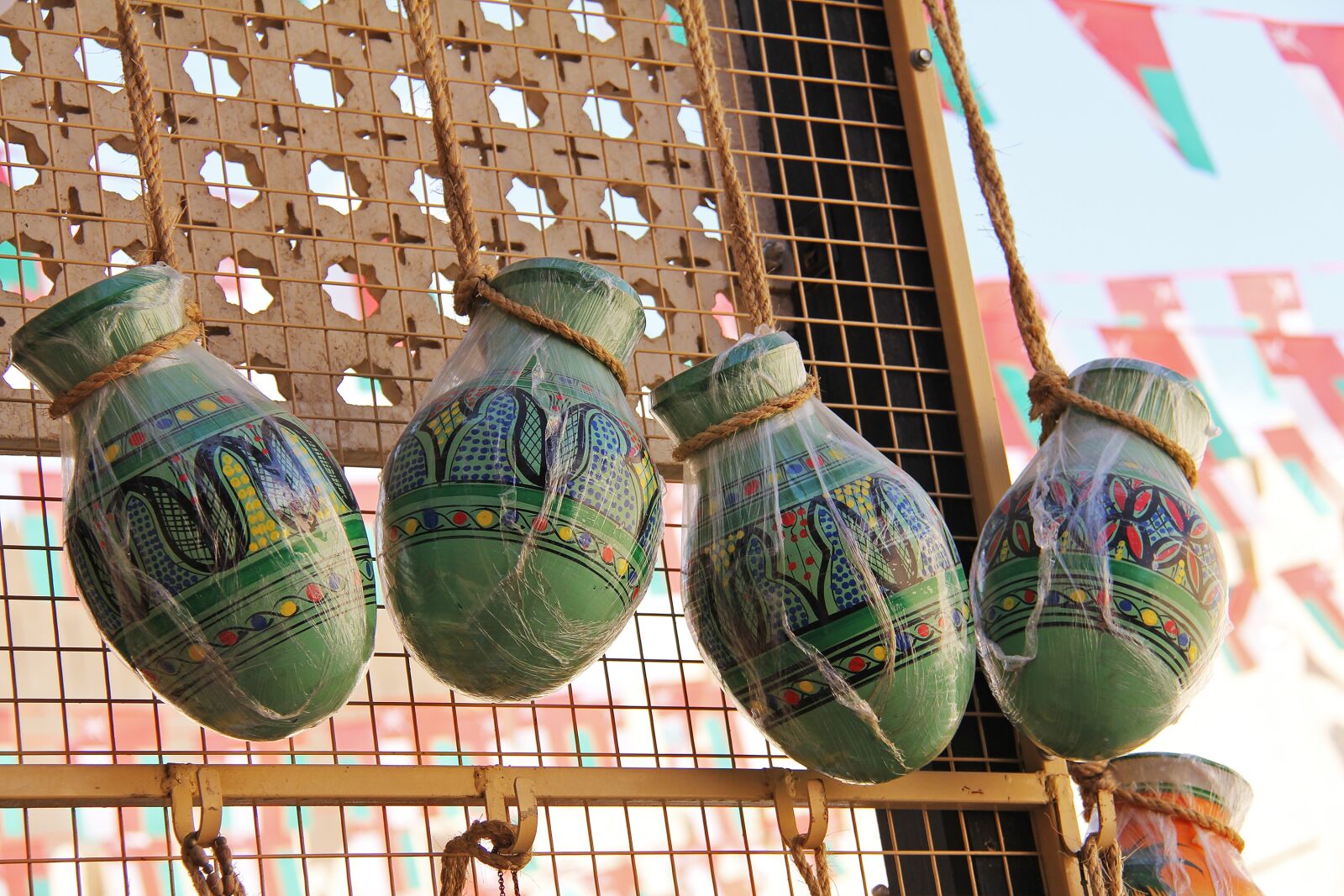 Canon EF-S 18-200mm F3.5-5.6 IS sample photo. Pottery, souvenir, traditional photography