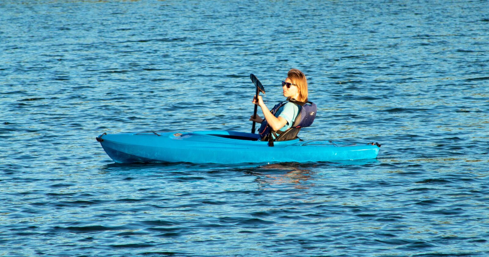 Canon EOS 1300D (EOS Rebel T6 / EOS Kiss X80) + Canon EF75-300mm f/4-5.6 sample photo. Kayak, woman, paddle photography